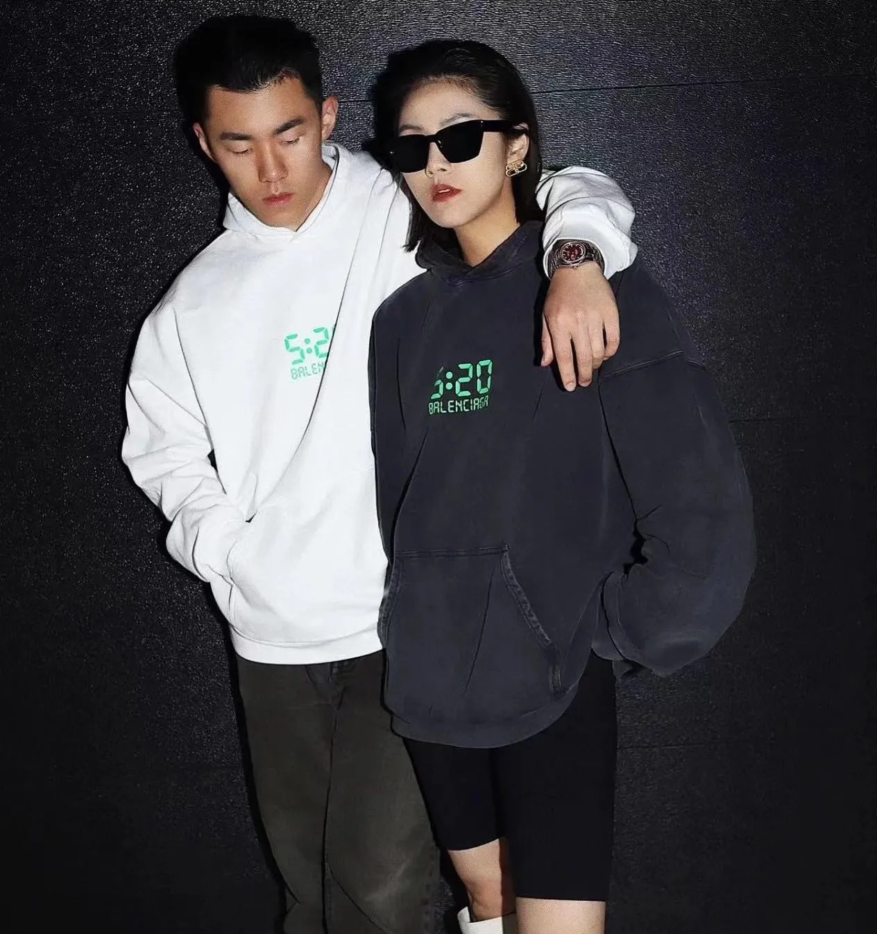 ♻️💯Upper body reference model picture❤️Top tested version BALENCIAGA 520 limited capsule series I love you luminous 5:20 same fashion brand pure cotton loose hooded sweatshirt for male and female couples. The fluorescent font on the chest particularly highlights the theme of this short sleeve. Obvious, naked expression. The printing uses collar glue technology, and fluorescent powder is added in proportion to the glue. When the printing is heated and exposed to ultraviolet light, a luminous effect can appear. The fabric of the clothes, black and white, has been washed. The fabric is made of 480g combed cotton fabric. The black color has been dyed with snowflakes and aged. Original and consistent craftsmanship! Color: Washed Black Size: XS-L P:440