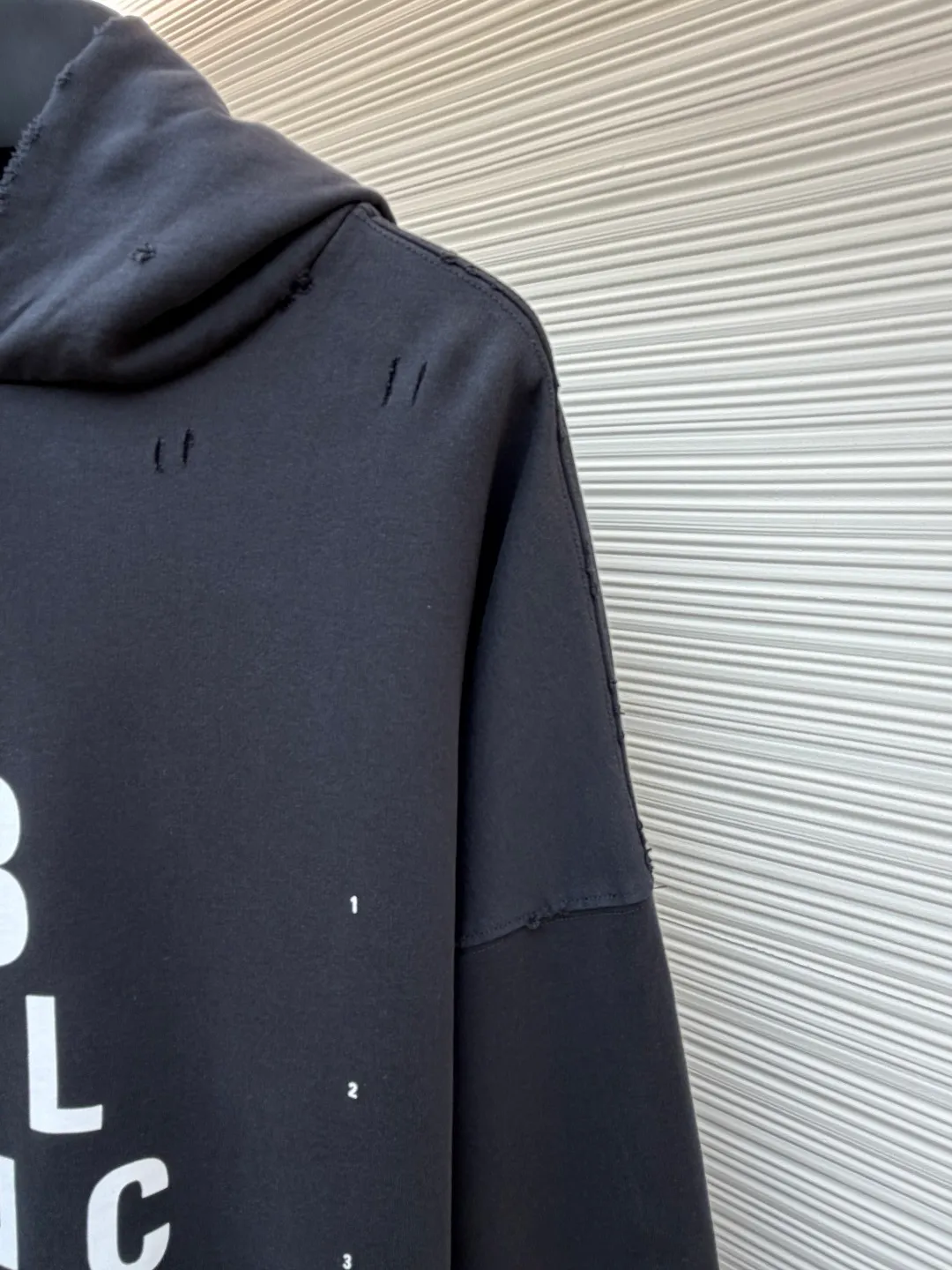 Balenciaga hooded letter printed loose long-sleeved sweatshirt ●Original version: Purchased and developed by 3889 ●Item number: 1681887-B05 ●Fabric: combed cotton terry gray sweatshirt fabric ●Technology: Glue printing production ●Color: gray ●Version: loose fit ●Weight: about 1090 grams ●Size: S-M-L ●Description: The fabric is made of heavy fleece cotton, which has been washed and distressed. The surface shows a natural frayed texture, taking into account softness and an old retro feel. The collar, cuffs and other parts have been hand-edged, so that the rough edges have a uniform texture and are not off-line. The pattern adopts a high-density glue printing process: letters and logos are printed in layers, and the thickness of the glue is even. The white printing appears clearly on the dark gray background. It has been tested for durability and will not easily crack and fall off after repeated washing. It is cut in a loose, dropped-shoulder style, with a hood and no drawstring design. The edge of the hood is reinforced with double-needle sewing. The kangaroo pocket is an embedded structure, and the edge of the opening is hand-stitched. The inside is lined with lining to prevent deformation. The cuffs and hem are ribbed with the same fabric, which has moderate elasticity and is not easy to loosen. The overall craftsmanship highlights the brand's iconic "destruction aesthetics" style. The overall wiring is straight and delicate, the fabric is comfortable and soft, and the color is consistent without color difference. It can be matched with the same style to create a fashionable look and control various occasions. Customized accessories, complete with three standards, same style for men and women!