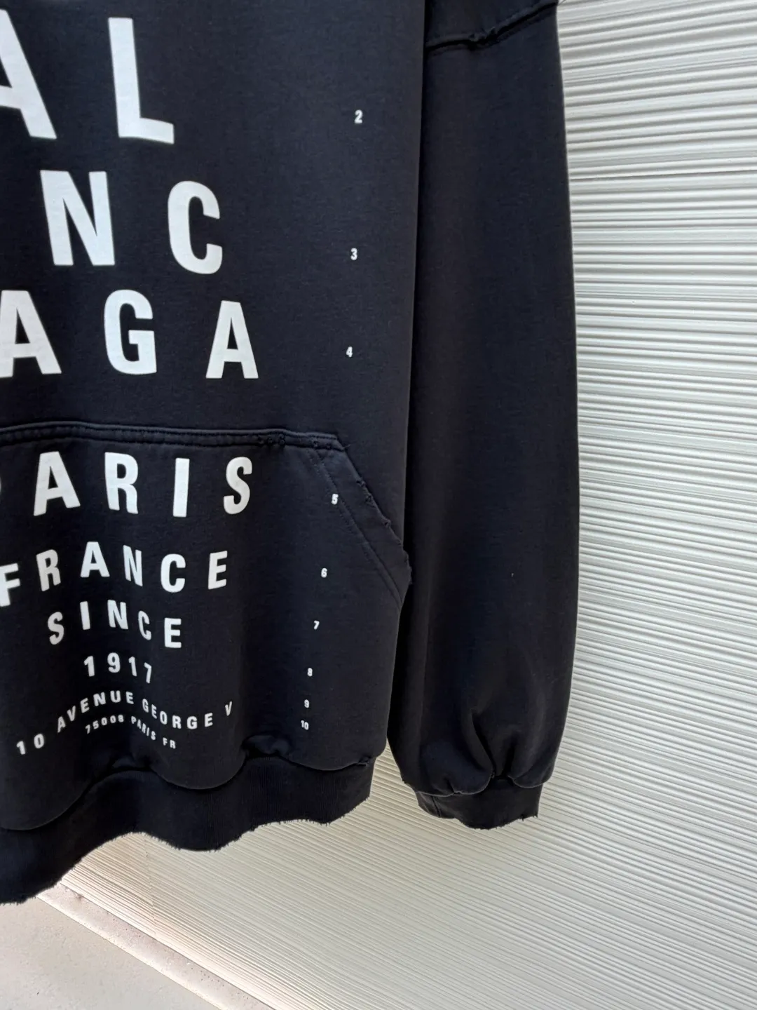 Balenciaga hooded letter printed loose long-sleeved sweatshirt ●Original version: Purchased and developed by 3889 ●Item number: 1681887-B05 ●Fabric: combed cotton terry gray sweatshirt fabric ●Technology: Glue printing production ●Color: gray ●Version: loose fit ●Weight: about 1090 grams ●Size: S-M-L ●Description: The fabric is made of heavy fleece cotton, which has been washed and distressed. The surface shows a natural frayed texture, taking into account softness and an old retro feel. The collar, cuffs and other parts have been hand-edged, so that the rough edges have a uniform texture and are not off-line. The pattern adopts a high-density glue printing process: letters and logos are printed in layers, and the thickness of the glue is even. The white printing appears clearly on the dark gray background. It has been tested for durability and will not easily crack and fall off after repeated washing. It is cut in a loose, dropped-shoulder style, with a hood and no drawstring design. The edge of the hood is reinforced with double-needle sewing. The kangaroo pocket is an embedded structure, and the edge of the opening is hand-stitched. The inside is lined with lining to prevent deformation. The cuffs and hem are ribbed with the same fabric, which has moderate elasticity and is not easy to loosen. The overall craftsmanship highlights the brand's iconic "destruction aesthetics" style. The overall wiring is straight and delicate, the fabric is comfortable and soft, and the color is consistent without color difference. It can be matched with the same style to create a fashionable look and control various occasions. Customized accessories, complete with three standards, same style for men and women!