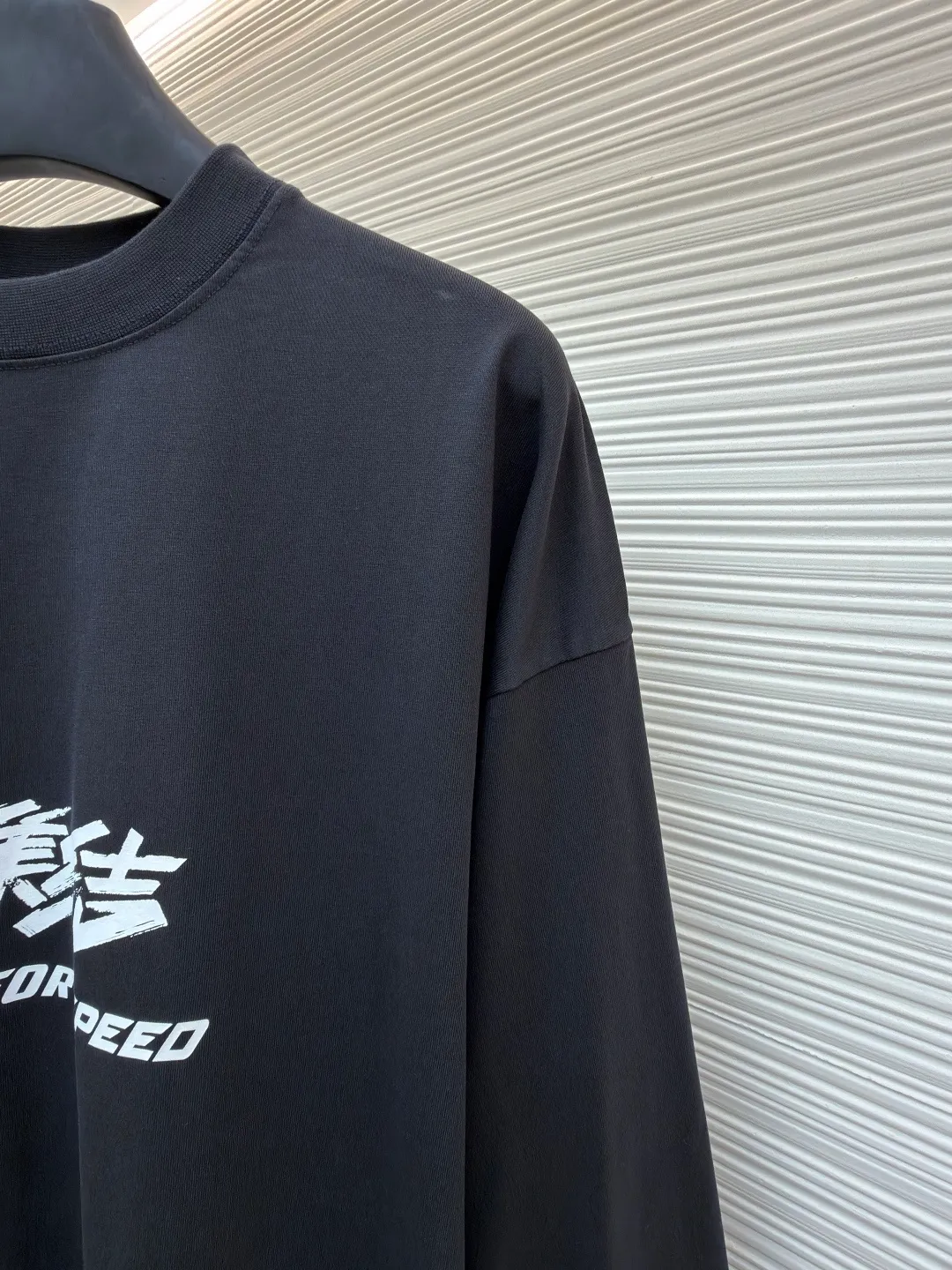 Balenciaga Need for Speed joint long-sleeved collection ●Original version: Purchased and developed for 7900 ●Item number: 1682120-A20 ●Material: double yarn plain fabric ●Technology: Glue printing ●Color: black ●Version: Loose version ●Weight: about 440 grams ●Size: 0-1-2-3 ●Description: Original counter purchased for 7900 Like the masking tape series in previous years, it is a super popular long-sleeved product But due to seasonal issues, we opted for long-sleeved tees. The fabric is made of 230g 20-count double yarn plain fabric. Although it has been washed, it is still restored according to the original version. It is extremely light and very comfortable against the skin. Different printing processes are used on the front and back. We still use the combination of Kornit digital direct printing and screen printing. After continuous debugging, the original process details are restored. The overall wiring is straight and delicate, the fabric is comfortable and soft, and the color is consistent without color difference. It can be matched with the same style to create a fashionable look for various occasions. Customized accessories, complete with three standards, same style for men and women!