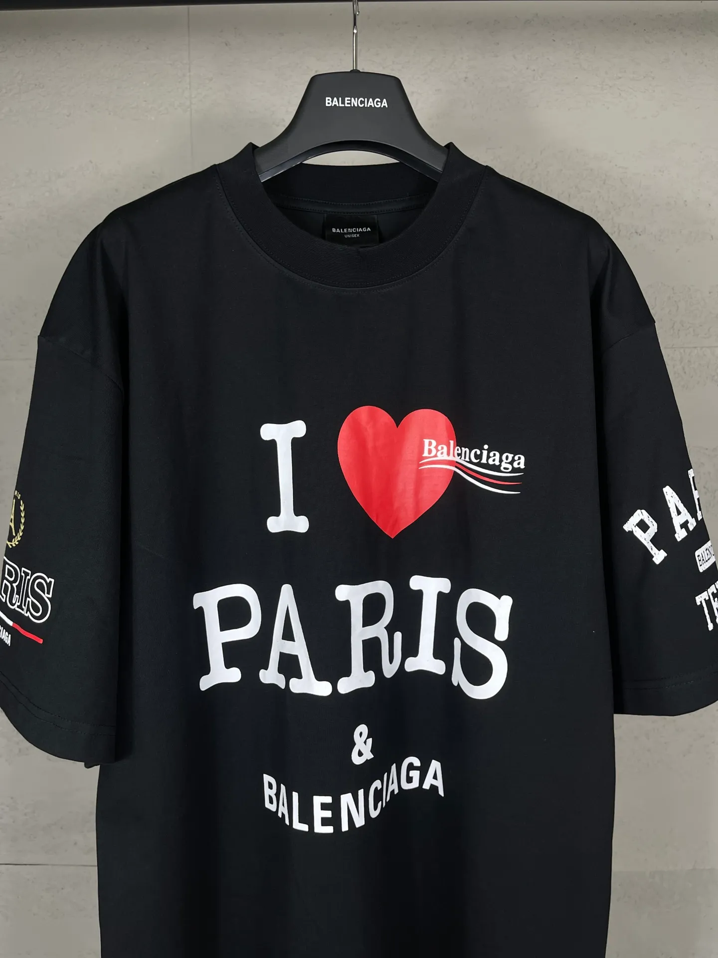 🅿️186 real photos [Top version. Official website quality] BALENCI*GA/Paris. SS25 latest model, front and back left and right sleeves I Love Paris & Balenciaxx art printed short-sleeved T-shirt. Brick cabinet synchronization. Genuine product developed at the first time, happy to print and compare! The fabric is made of Paris ZP custom-woven and dyed cotton double yarn. Weighing 260 grams, the cloth surface is clean. The cloth pattern is clear, soft and comfortable. The threads are dyed with no color difference. The printing uses environmentally friendly imported materials. The letters are clear and the effect is three-dimensional. The version adopts OS loose shoulder design. Same style for men and women. Code: BL253650 Color: white, black Size: XS S M L