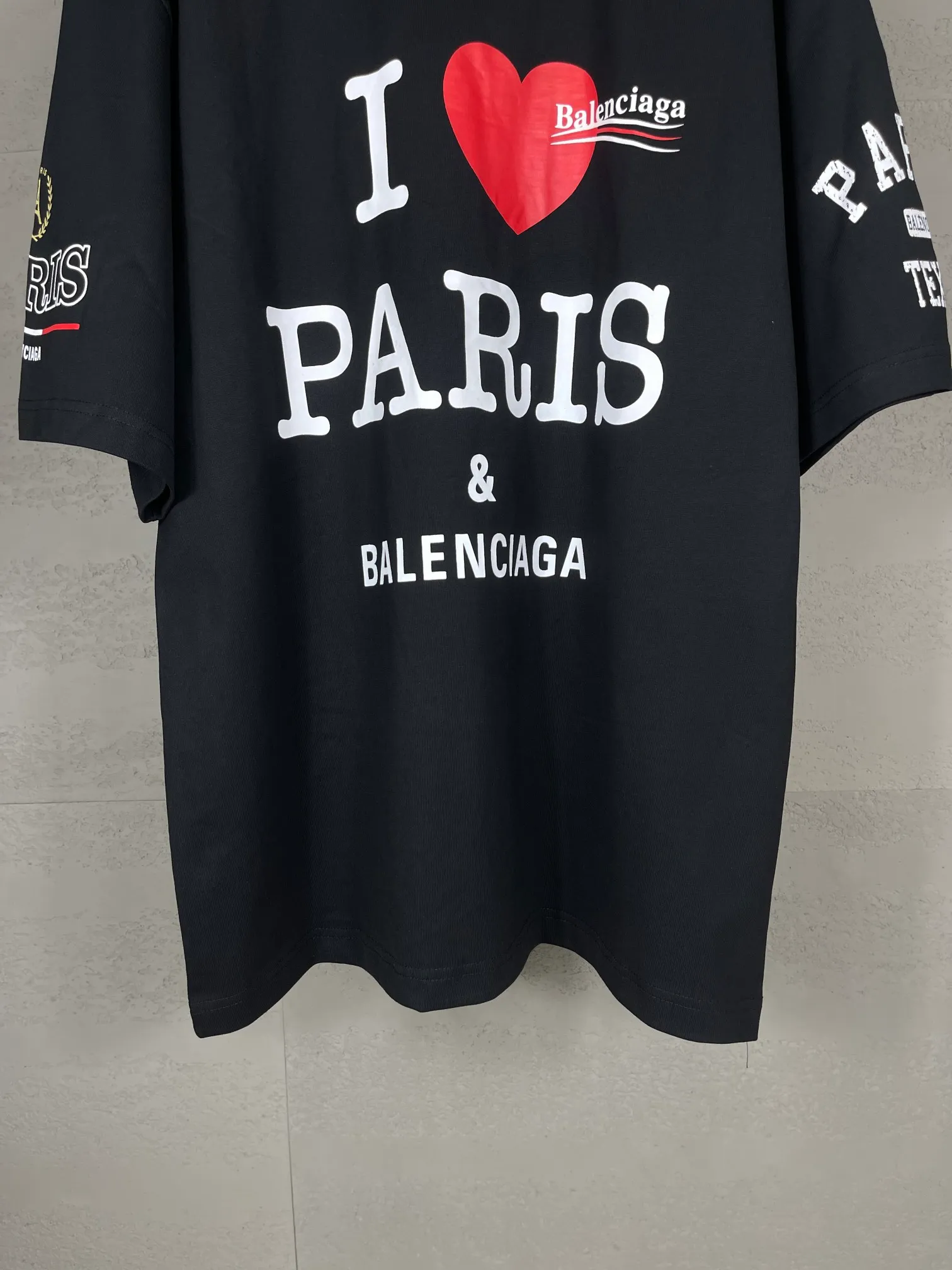 🅿️186 real photos [Top version. Official website quality] BALENCI*GA/Paris. SS25 latest model, front and back left and right sleeves I Love Paris & Balenciaxx art printed short-sleeved T-shirt. Brick cabinet synchronization. Genuine product developed at the first time, happy to print and compare! The fabric is made of Paris ZP custom-woven and dyed cotton double yarn. Weighing 260 grams, the cloth surface is clean. The cloth pattern is clear, soft and comfortable. The threads are dyed with no color difference. The printing uses environmentally friendly imported materials. The letters are clear and the effect is three-dimensional. The version adopts OS loose shoulder design. Same style for men and women. Code: BL253650 Color: white, black Size: XS S M L