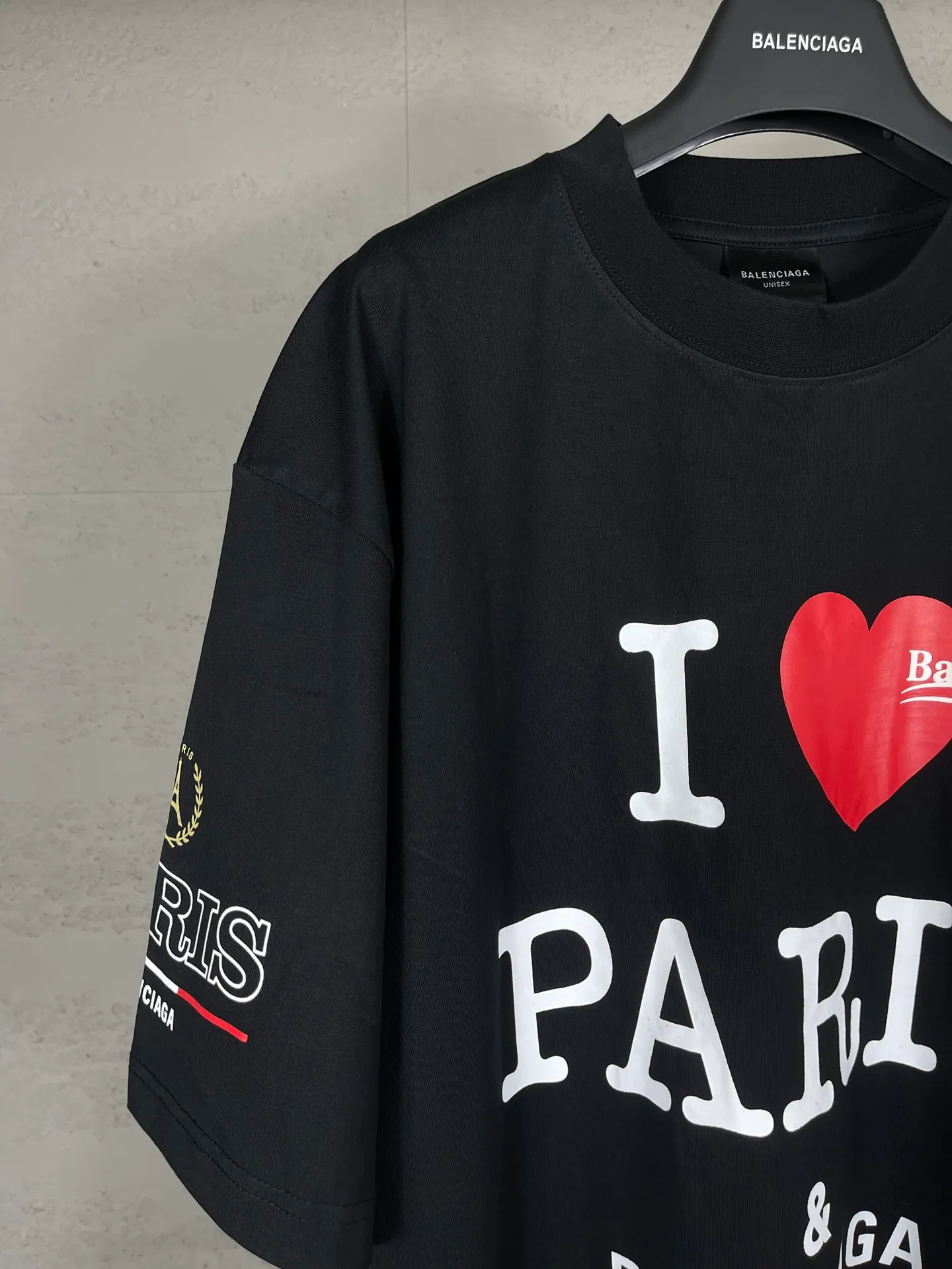 🅿️186 real photos [Top version. Official website quality] BALENCI*GA/Paris. SS25 latest model, front and back left and right sleeves I Love Paris & Balenciaxx art printed short-sleeved T-shirt. Brick cabinet synchronization. Genuine product developed at the first time, happy to print and compare! The fabric is made of Paris ZP custom-woven and dyed cotton double yarn. Weighing 260 grams, the cloth surface is clean. The cloth pattern is clear, soft and comfortable. The threads are dyed with no color difference. The printing uses environmentally friendly imported materials. The letters are clear and the effect is three-dimensional. The version adopts OS loose shoulder design. Same style for men and women. Code: BL253650 Color: white, black Size: XS S M L