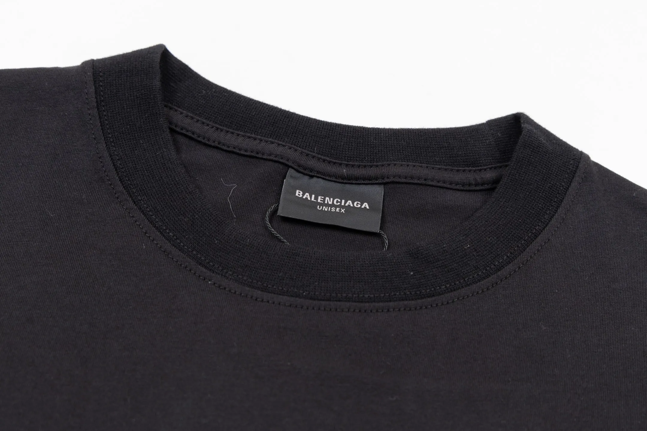 🅿️270 BLCG 25FW 3M letter embroidered short sleeves. The fabric is made of 24S 185g double yarn special textile compact cotton, and the rib is made of 32S 340g double yarn stretch rib. It is woven with 24-count special-spun compact cotton yarn. The weaving process requires high standards and requires the use of advanced looms and high-quality raw materials. Specially woven compact cotton has many advantages, such as softness and comfort, good breathability, strong wrinkle resistance, good durability, etc.; it has a tighter, softer and more delicate texture and feel. Matte stitch embroidery is an embroidery technique that uses specific stitches and line widths during the embroidery process to give the embroidered letters a matte effect. The craftsmanship pays more attention to controlling the reflection and scattering of light to achieve a matte effect, and the embroidery effect has smooth and fine lines. Size:XS-S-M-L