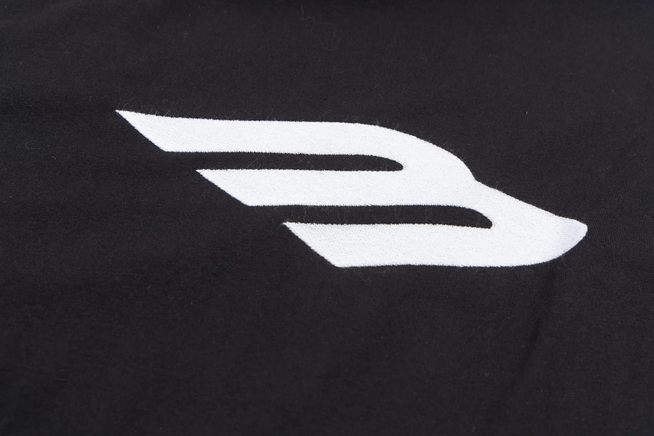 🅿️270 BLCG 25FW 3M letter embroidered short sleeves. The fabric is made of 24S 185g double yarn special textile compact cotton, and the rib is made of 32S 340g double yarn stretch rib. It is woven with 24-count special-spun compact cotton yarn. The weaving process requires high standards and requires the use of advanced looms and high-quality raw materials. Specially woven compact cotton has many advantages, such as softness and comfort, good breathability, strong wrinkle resistance, good durability, etc.; it has a tighter, softer and more delicate texture and feel. Matte stitch embroidery is an embroidery technique that uses specific stitches and line widths during the embroidery process to give the embroidered letters a matte effect. The craftsmanship pays more attention to controlling the reflection and scattering of light to achieve a matte effect, and the embroidery effect has smooth and fine lines. Size:XS-S-M-L
