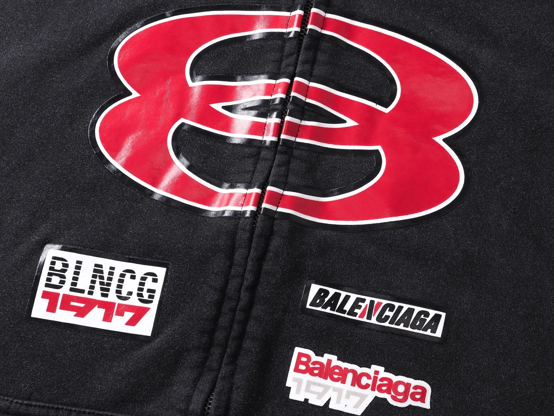 🅿️430 Detailed picture [Top version. Official website quality] BALENCI*GA/Paris. 25ss latest model. Paris double-ring LOGO combination racing suit series multi-digit printing, washed multi-digit worn zipper cardigan hooded sweatshirt. The brick cabinets are synchronized. The fabric is made of Paris ZP custom-woven and dyed cotton sweatshirt. Weighing 460 grams, the cloth surface is clean. The cloth pattern is clear, soft and comfortable, and the threads are dyed with no color difference. The classic LOGO pattern is printed with environmentally friendly imported materials, with clear letters and a strong three-dimensional feel. Restored brick cabinet. The garments were washed and aged, and polished by many hands. Produced by ultra-heavy craftsmanship, the market currency is very different, welcome to compare. The version adopts OS loose shoulder design. The same style for men and women. Code: BL259927 Color: Washed Black Size: XS S M L