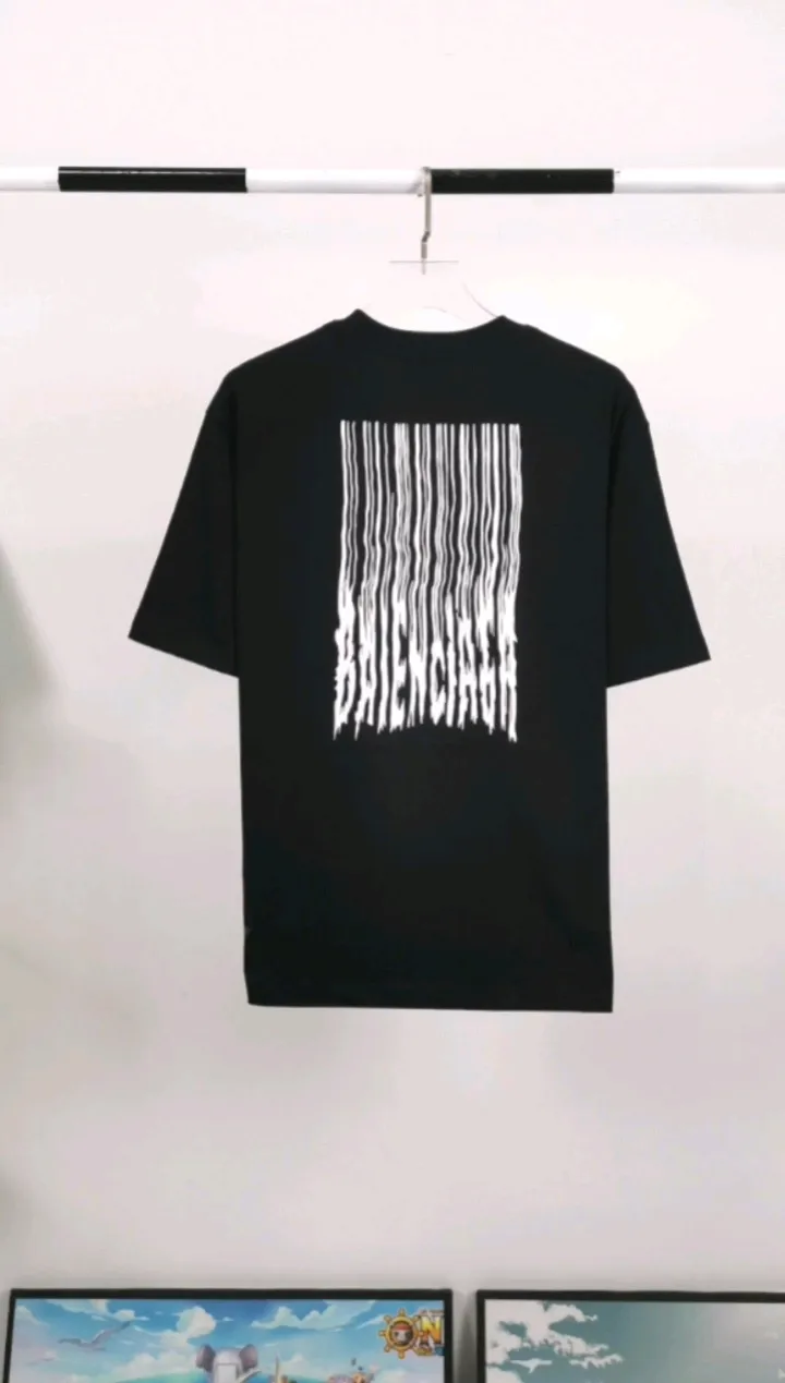 Actual video shot————Top tested version ★Balenciaga’s latest barcode twisted blurred letters couple style pure cotton loose short-sleeved T-shirt. A T-shirt that you love at first sight, barcode letter print. Don’t underestimate this style, it is absolutely not easy to restore this print to 100%! The twisted letter gradient goes from dark to light through 6 to the color block. The lightest color is close to the cloth color. It is very difficult to master. If you are not careful or the direct printing machine is uneven, it will cause uneven color and shape printing transition. The upper body is perfect, the same style for men and women, it can be paired with sports pants or jeans 🉑 Selected 32-woven pure cotton double yarn fabric, 280 high gram weight, top-notch workmanship! The details are perfect! Quality absolutely guaranteed! The clothes are well proportioned! The wiring is neat! Original same cylinder thread! High quality printing, simple and classic! Perfect praise! High-quality excipient packaging, complete with three standards! Size: XS-L Color: Gray Black White P:250