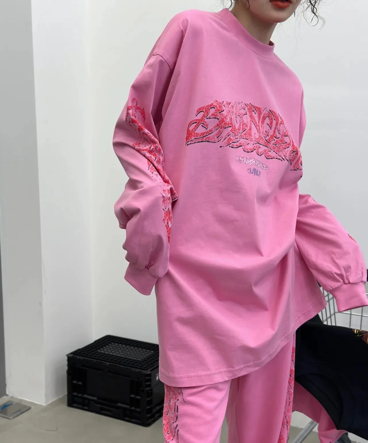 ♻️💯Reference model picture for the upper body❤️The top tested version of the Balenciaga Paris 24ss capsule series flame long sleeves, round neck and long sleeves. This is undoubtedly a big hit this year. The first time to buy the original version. The ghost letters on the front and back are printed using imported Kornit machine direct printing technology. Exclusively matched 32 smooth plain double yarns/300g fabric. Using dot printing technology, the printed images have the characteristics of rich layers, strong three-dimensionality and lifelike colors. The dot paste has excellent fastness and soft feel and does not block the screen. Offshore large-profile long and short-sleeved sweatshirts and sweatpants, retro and old graffiti logo are versatile and good-looking ·Oversized version ·Round neck ·Short sleeves The front, back and sleeves are decorated with offshore artwork prints Washed faded effect Color Green gray Old pink Size:S~L P:320