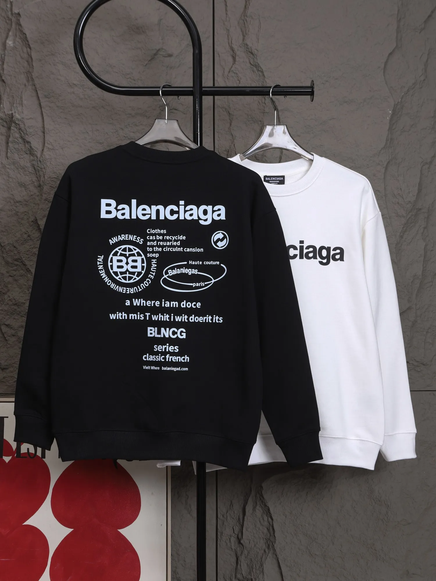 🅿️270 High-quality Paris round-neck sweatshirt, model number B22 * Made of 450 custom-woven and dyed high-gram weight tripe pure cotton sweatshirt fabric. The fabric feels thick and has a certain sense of self-weight. The bottom has a dense and rough terry texture, which is close to the skin and has excellent warmth retention. You will not feel any discomfort at all! *The thick pattern on the front chest is clear in color, and the back printing adds special pattern lines that are smooth and smooth without falling off and deforming when washed *This design is based on classics and simply and clearly shows the brand's high-end luxury identity. Same style for men and women 𝐂𝐎𝐋𝐎𝐔𝐑: black, white 𝐒𝐈𝐙𝐄: S- xl