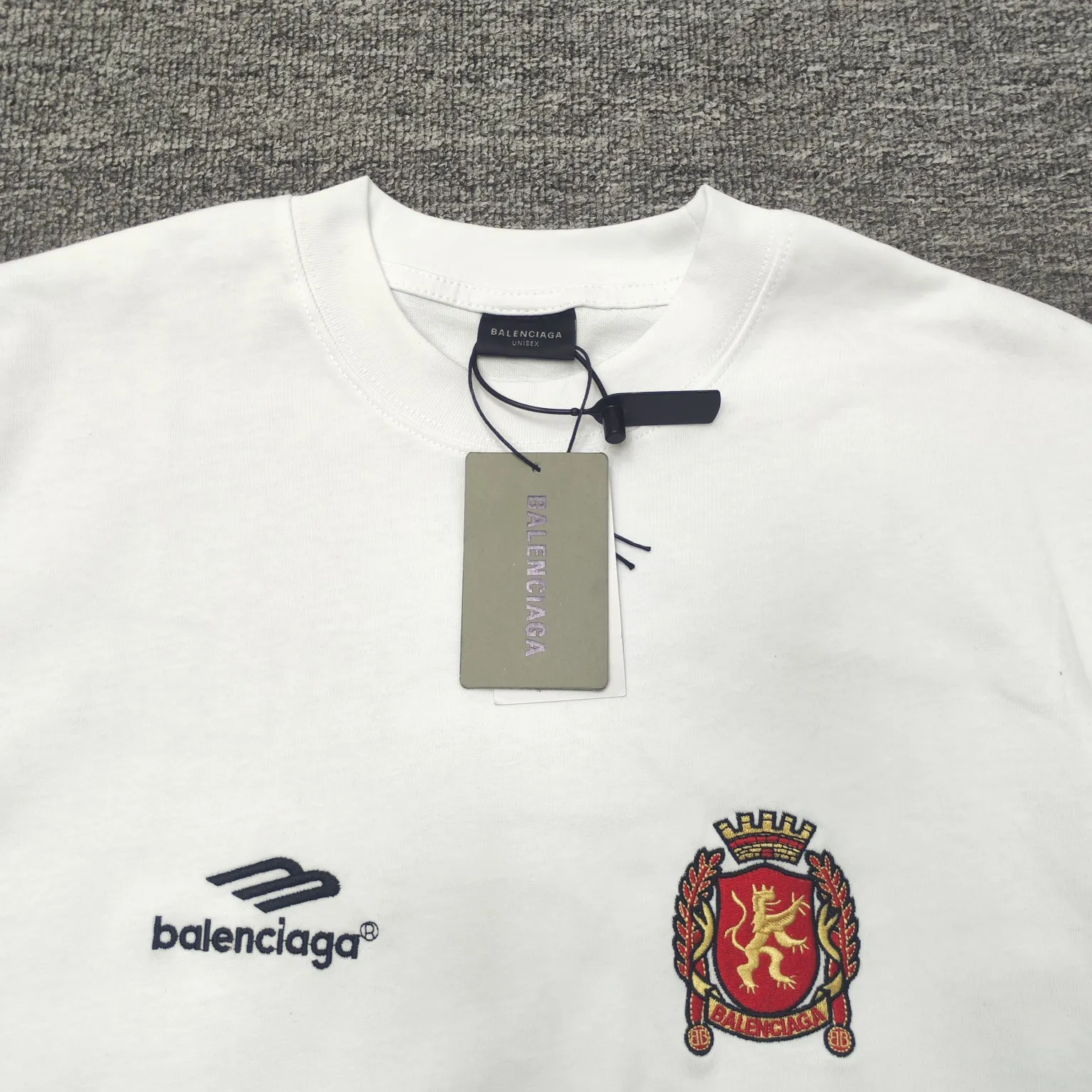 The top version of BALENCIAGA Paris ##24ss Paris Manchester United joint football No. 10 embroidered printed short-sleeve#, the official original version, customized 32-count double yarn pure cotton fabric, weighing 280g, soft and delicate to the touch and solid than ordinary cotton fabrics, comfortable, breathable and not easily deformed. The front and rear panels use imported glue screen printing technology + the front panel adopts imported Tajima embroidery machine matte light heavy embroidery technology to distinguish market currency, the original accessories are complete with three standards, no pressure when entering and exiting the counter. Size: XS - L Color: Black White P:300