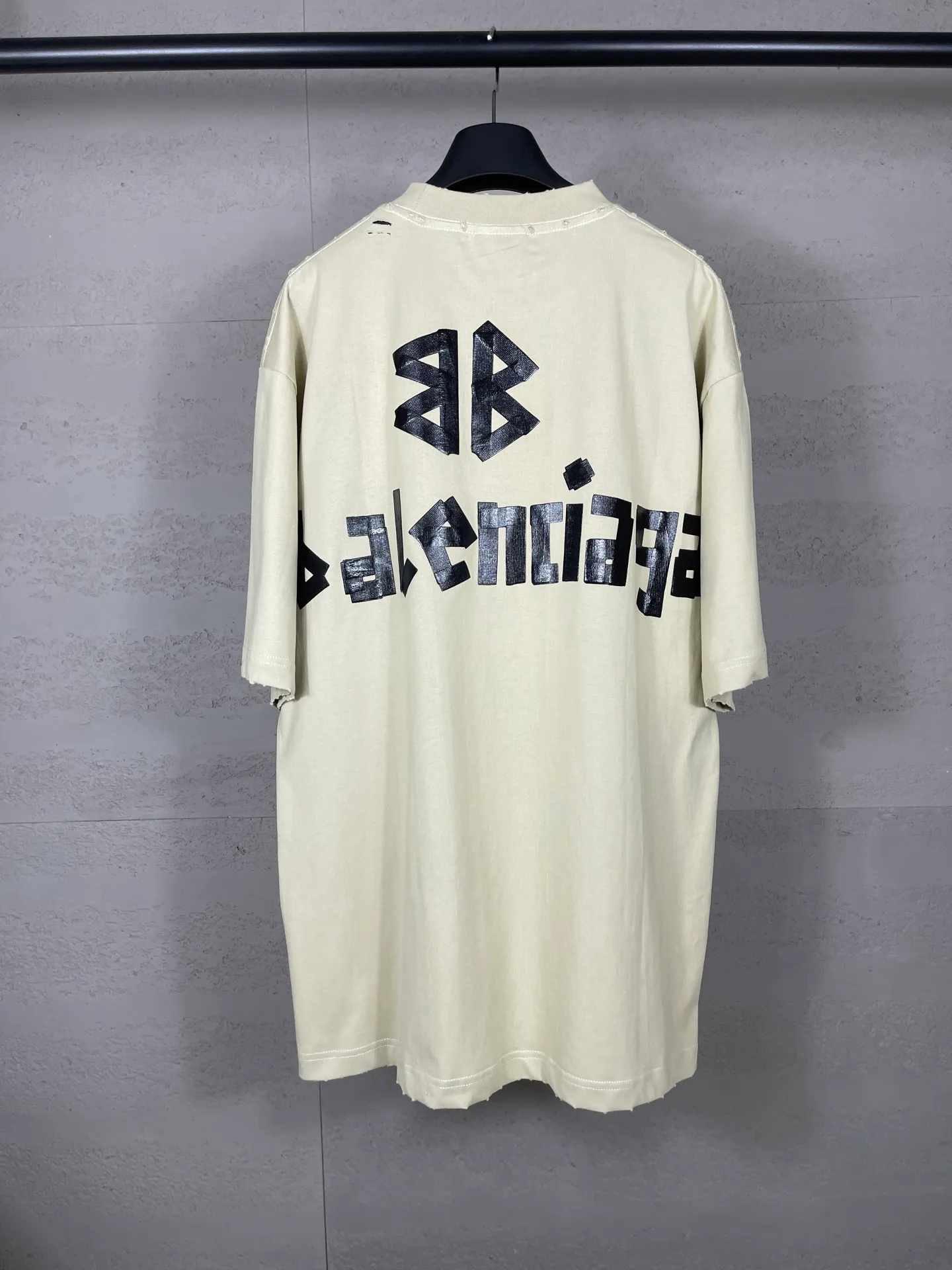 🅿️194 Actual pictures [Top version. Official website quality] BALENCI*GA/Paris. 25ss latest classic. Masking tape printing. Ready-to-wear washed and frayed short-sleeved T-shirt. Brick cabinet synchronization. The fabric is made of Paris ZP custom-woven and dyed 100% cotton double yarn compact cotton. The weight is 260 grams, the cloth surface is clean. The cloth pattern is clear, soft and comfortable, and the thread is dyed with no color difference. The classic pattern is printed with environmentally friendly imported materials, and the tape pattern is glued. The letters are clear and the effect is three-dimensional. Restored brick cabinet. The garments were washed and aged, and polished by many hands. Produced by ultra-heavy craftsmanship, the market currency is very different, welcome to compare. The version adopts OS loose shoulder design. The same style for men and women. Code: BL253383 Color: black blue, plum red, khaki Size: XS S M L