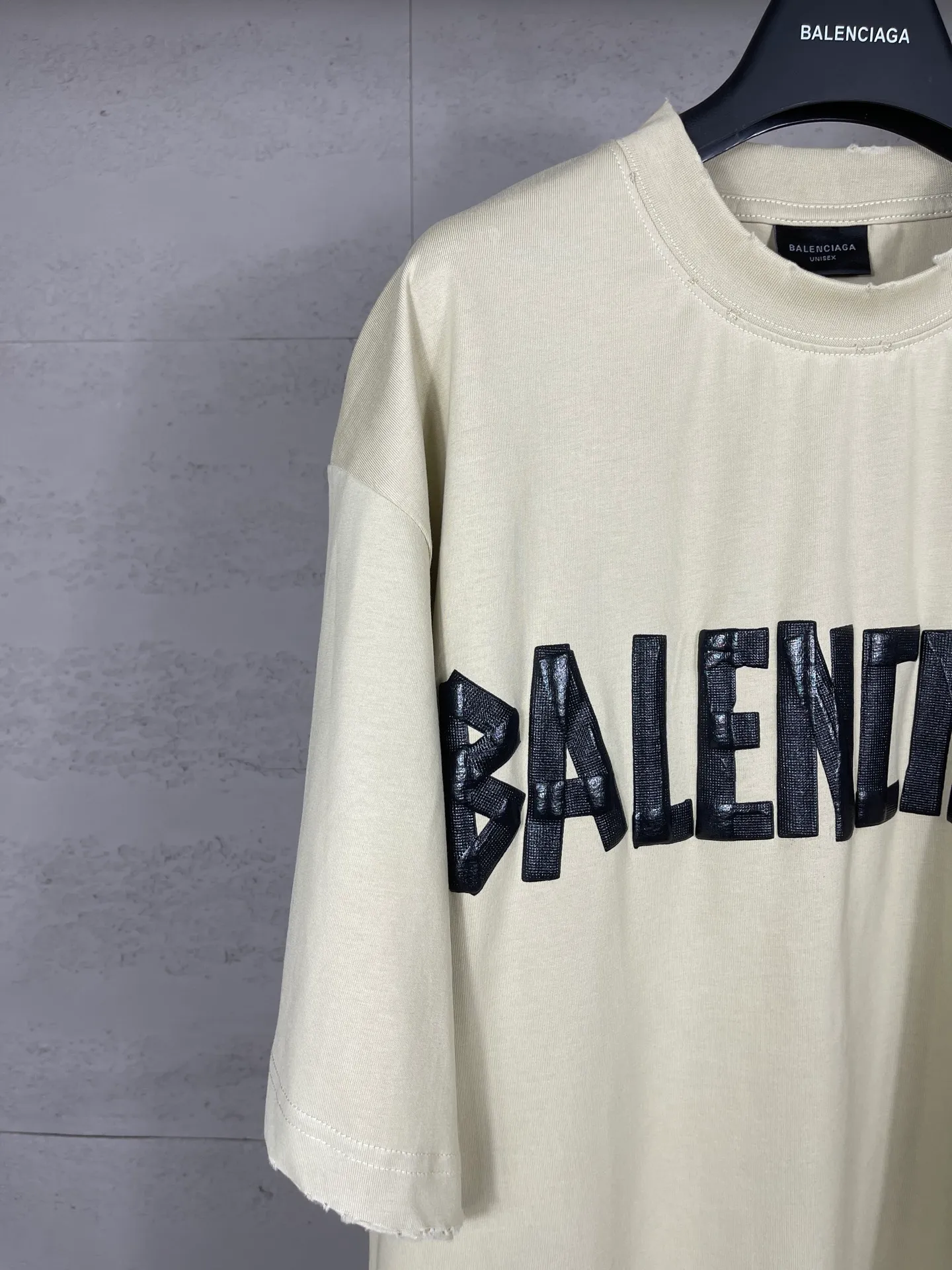 🅿️194 Actual pictures [Top version. Official website quality] BALENCI*GA/Paris. 25ss latest classic. Masking tape printing. Ready-to-wear washed and frayed short-sleeved T-shirt. Brick cabinet synchronization. The fabric is made of Paris ZP custom-woven and dyed 100% cotton double yarn compact cotton. The weight is 260 grams, the cloth surface is clean. The cloth pattern is clear, soft and comfortable, and the thread is dyed with no color difference. The classic pattern is printed with environmentally friendly imported materials, and the tape pattern is glued. The letters are clear and the effect is three-dimensional. Restored brick cabinet. The garments were washed and aged, and polished by many hands. Produced by ultra-heavy craftsmanship, the market currency is very different, welcome to compare. The version adopts OS loose shoulder design. The same style for men and women. Code: BL253383 Color: black blue, plum red, khaki Size: XS S M L