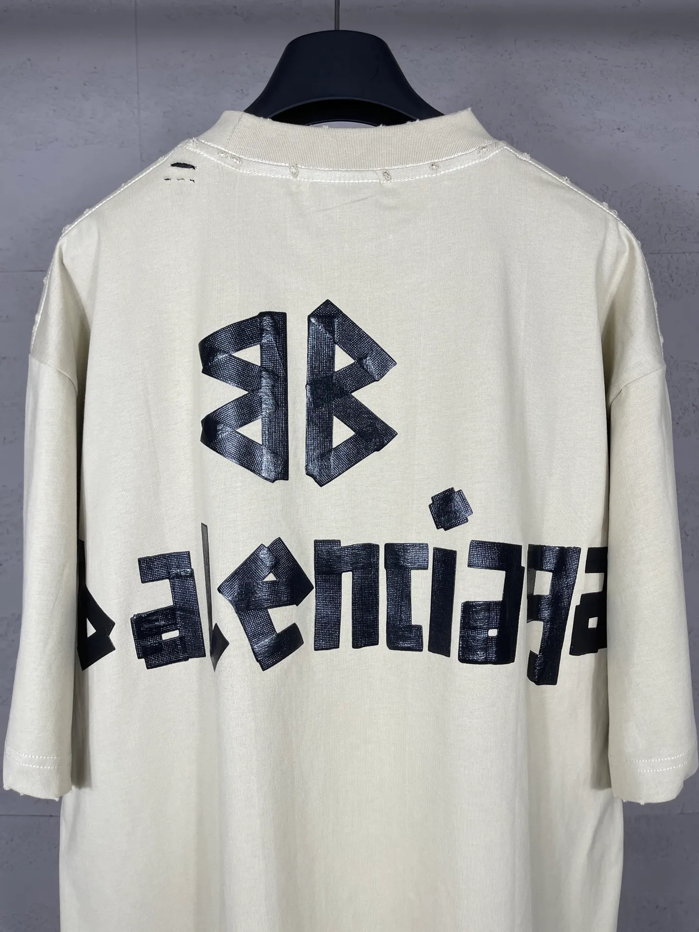 🅿️194 Actual pictures [Top version. Official website quality] BALENCI*GA/Paris. 25ss latest classic. Masking tape printing. Ready-to-wear washed and frayed short-sleeved T-shirt. Brick cabinet synchronization. The fabric is made of Paris ZP custom-woven and dyed 100% cotton double yarn compact cotton. The weight is 260 grams, the cloth surface is clean. The cloth pattern is clear, soft and comfortable, and the thread is dyed with no color difference. The classic pattern is printed with environmentally friendly imported materials, and the tape pattern is glued. The letters are clear and the effect is three-dimensional. Restored brick cabinet. The garments were washed and aged, and polished by many hands. Produced by ultra-heavy craftsmanship, the market currency is very different, welcome to compare. The version adopts OS loose shoulder design. The same style for men and women. Code: BL253383 Color: black blue, plum red, khaki Size: XS S M L
