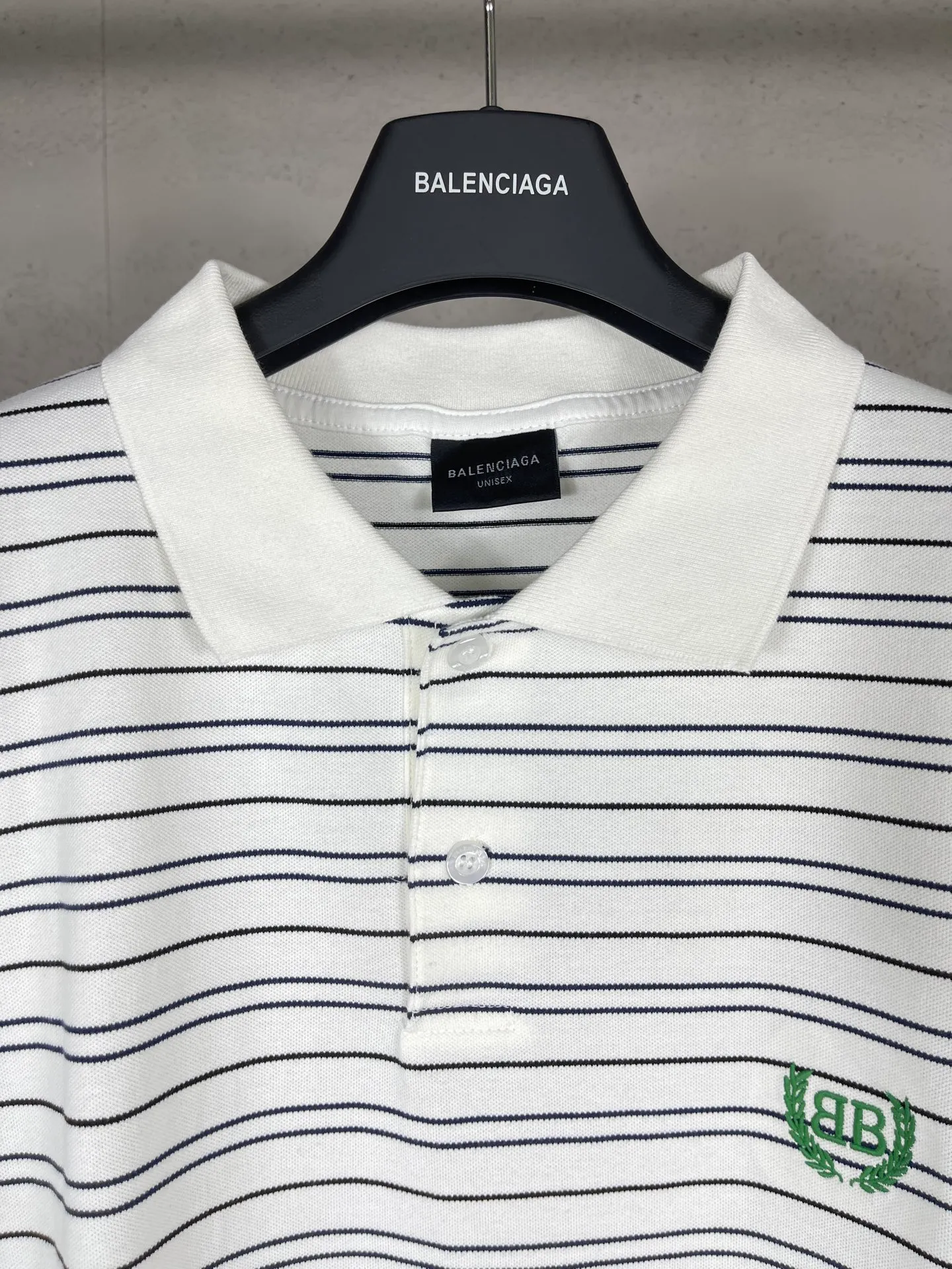 🅿️220 real photos [Top version. Official website quality] BALENCI*GA/Paris #2025 new simple striped chest embroidered POLO shirt, full of design, seamless side strips, heavy production.  Welcome to compare. The fabric is made of Paris ZP custom-woven and dyed cotton pique, with a weight of 260 grams. The cloth surface is clean. The cloth pattern is clear, soft and comfortable. The threads are woven and dyed with no color difference. The embroidered LOGO is embroidered using imported Tajima embroidery machine. The effect is three-dimensional. Restore brick cabinet, adopt OS loose shoulder style. Same style for men and women. Code: BL252206 Color: blue, white Size: XS S M L