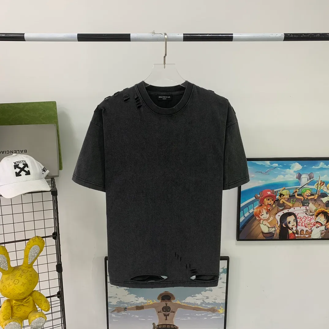 Top tested version BALENCIAGA/Balenciaga. The most hole-in-the-back pure cotton short-sleeved T-shirt for male and female couples. It seems to be a simple hole or print. In fact, it is not simple at all. 100% imported machine restoration. Details and workmanship and fabrics are consistent with the original. Guaranteed no color difference with the counter. Feel free to compare. Note that the threaded necklines are all original collars from certain countries. High wrapping. The width of the neckline and the cabinet are accurate to the millimeter. The thick neckline is not easy to deform. The collars of high-end goods are all restored to the cabinets, which distinguishes the large collars of ordinary garbage in the world. Different styles of washed wheat main wheat, including imported wheat, have different colors and codes. Really restore the counter. As we all know, Balenciaga's collar labels in each quarter have different English or colors. It distinguishes the fast food products of the world's common main wheat washed wheat. Pay attention to the workmanship. The stitches at the neckline are not folded. They are smooth and natural without overlapping lines. They are truly restored. The fabric is made of 280g Paris-specific double yarn. There is really no way to compare with the ordinary version on the market. Correct printing details Correct double yarn high weight thread Correct packaging details Color: black Size XS - L P: 290