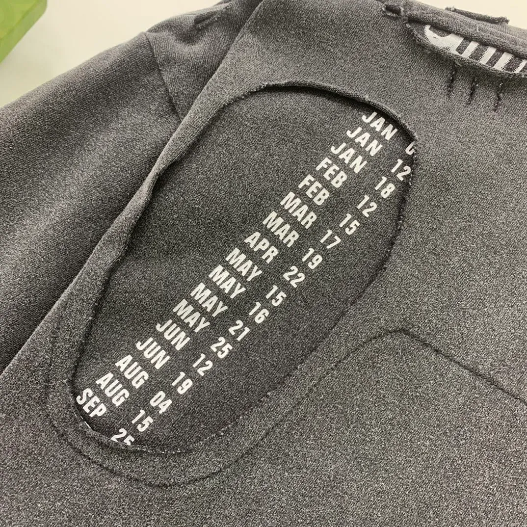 Top tested version BALENCIAGA/Balenciaga. The most hole-in-the-back pure cotton short-sleeved T-shirt for male and female couples. It seems to be a simple hole or print. In fact, it is not simple at all. 100% imported machine restoration. Details and workmanship and fabrics are consistent with the original. Guaranteed no color difference with the counter. Feel free to compare. Note that the threaded necklines are all original collars from certain countries. High wrapping. The width of the neckline and the cabinet are accurate to the millimeter. The thick neckline is not easy to deform. The collars of high-end goods are all restored to the cabinets, which distinguishes the large collars of ordinary garbage in the world. Different styles of washed wheat main wheat, including imported wheat, have different colors and codes. Really restore the counter. As we all know, Balenciaga's collar labels in each quarter have different English or colors. It distinguishes the fast food products of the world's common main wheat washed wheat. Pay attention to the workmanship. The stitches at the neckline are not folded. They are smooth and natural without overlapping lines. They are truly restored. The fabric is made of 280g Paris-specific double yarn. There is really no way to compare with the ordinary version on the market. Correct printing details Correct double yarn high weight thread Correct packaging details Color: black Size XS - L P: 290