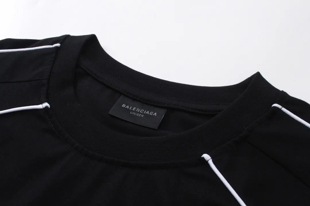 🅿️260 Detailed Pictures [Top version. Official website quality] BALENCI*GA/Paris new joint football sportswear LOGO embroidered printed short-sleeved T-shirt# The whole dress is stitched with multiple stitching edges. The craftsmanship is extremely complex and is popular in different markets. Positive P is pure cotton cloth, not an ordinary healthy cloth. Welcome to compare🆚. The fabric is made of Paris ZP custom-woven and dyed cotton double yarn. Weighing 260 grams, the cloth surface is clean. The cloth pattern is clear, soft and comfortable. The threads are dyed with no color difference. The classic pattern embroidery is embroidered by Tajima imported embroidery machine, and the printing uses imported glue. The letters are clear, three-dimensional and without burrs. Jubie market produces pictures based on pictures. Welcome to compare. The version adopts OS loose shoulder version. Same style for men and women. Code: BL223338 Color: black, white, pink, fluorescent yellow, red, Size: XS to L