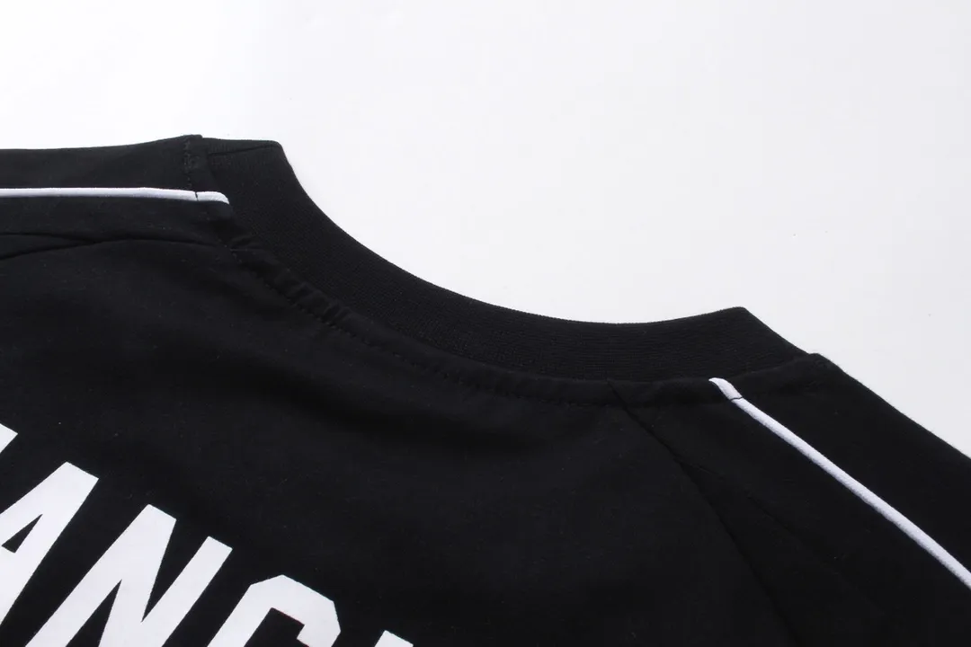🅿️260 Detailed Pictures [Top version. Official website quality] BALENCI*GA/Paris new joint football sportswear LOGO embroidered printed short-sleeved T-shirt# The whole dress is stitched with multiple stitching edges. The craftsmanship is extremely complex and is popular in different markets. Positive P is pure cotton cloth, not an ordinary healthy cloth. Welcome to compare🆚. The fabric is made of Paris ZP custom-woven and dyed cotton double yarn. Weighing 260 grams, the cloth surface is clean. The cloth pattern is clear, soft and comfortable. The threads are dyed with no color difference. The classic pattern embroidery is embroidered by Tajima imported embroidery machine, and the printing uses imported glue. The letters are clear, three-dimensional and without burrs. Jubie market produces pictures based on pictures. Welcome to compare. The version adopts OS loose shoulder version. Same style for men and women. Code: BL223338 Color: black, white, pink, fluorescent yellow, red, Size: XS to L