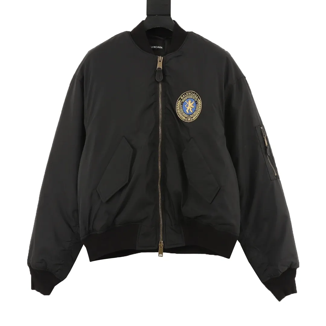 💰630 [Top version] Balenciaga / Balenciaga BLCG 25FW Manchester United Lion Badge Yellow Label Logo Baseball Flight Cotton Jacket Made of customized nylon matt nylon fabric Memory lining is used on the inside Composite pearl quilting is added on the inside Pilot's classic Alpha Air Force jacket design 3D three-dimensional tailoring process Manchester United Lion logo adopts Tajima 10000 needle appliqué process Inner pocket design of the clothes Mold custom brand logo four-button pure copper puller Original main mark, washed tag brand packaging Color: black/purple Size: 46/48/50/52 Size chart: Length Chest Shoulder width Sleeve length 46: 70 132 55 60 48: 72 136 57 61 50: 74 140 58 63 52: 75 144 60 64 Note: There is a difference of 1~2CM due to manual measurement.