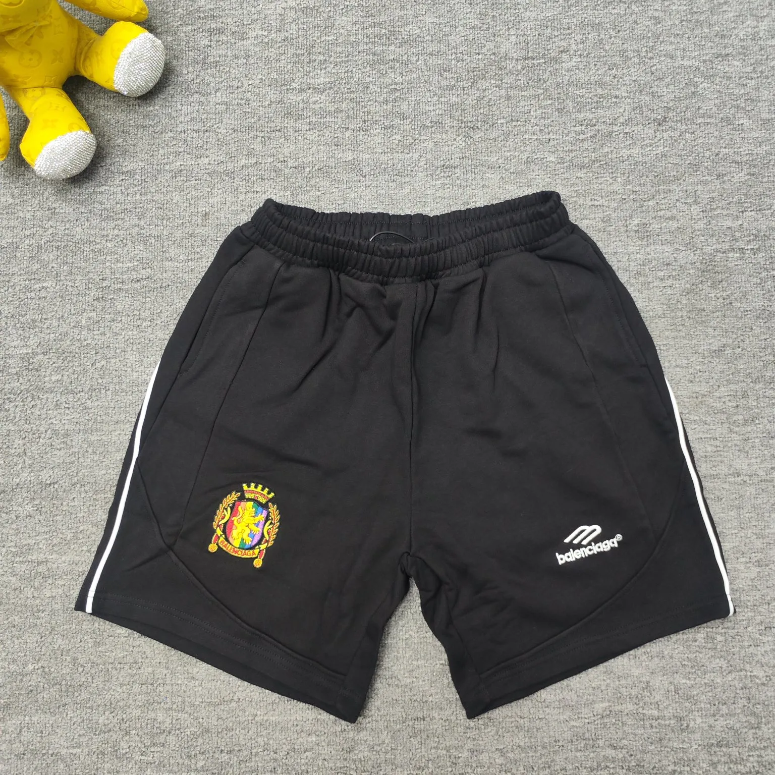 The top tested version of BALENCIAGA Paris' new football series co-branded Manchester United embroidered shorts. The os version is really charming. Balenciaga is also really unique. Each new season's version is to the extreme. It is very practical and can be worn casually. Nice✔️ - ⚠️100% cotton. Made of custom-dyed terry cotton sweatshirt surface, 420g double-strand double yarn, comfortable to the touch. Made of imported knitting needle carded cotton, the thickness is moderate, drapey and contoured, making the upper body comfortable! ! It is very tolerant to fat body types and can instantly lose five pounds after wearing it!  The front panel # SIMPLE ELEMENTS features artistically arranged English letters and imported Tajima high-density heavy-duty embroidery technology. The fonts are three-dimensional and full. Embroidery elements are added to the body of the garment, which greatly increases the interest of the clothing; unique visual effects.  Pants hem Loose closing Double-layer fabric Good closing effect Exquisite hemming Color: Black Size: XS-S-M-L P: 310
