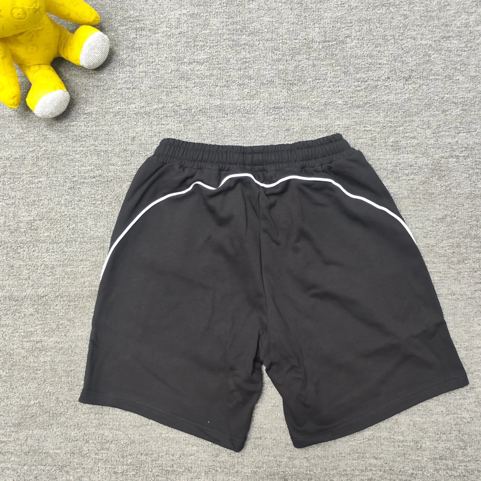 The top tested version of BALENCIAGA Paris' new football series co-branded Manchester United embroidered shorts. The os version is really charming. Balenciaga is also really unique. Each new season's version is to the extreme. It is very practical and can be worn casually. Nice✔️ - ⚠️100% cotton. Made of custom-dyed terry cotton sweatshirt surface, 420g double-strand double yarn, comfortable to the touch. Made of imported knitting needle carded cotton, the thickness is moderate, drapey and contoured, making the upper body comfortable! ! It is very tolerant to fat body types and can instantly lose five pounds after wearing it!  The front panel # SIMPLE ELEMENTS features artistically arranged English letters and imported Tajima high-density heavy-duty embroidery technology. The fonts are three-dimensional and full. Embroidery elements are added to the body of the garment, which greatly increases the interest of the clothing; unique visual effects.  Pants hem Loose closing Double-layer fabric Good closing effect Exquisite hemming Color: Black Size: XS-S-M-L P: 310