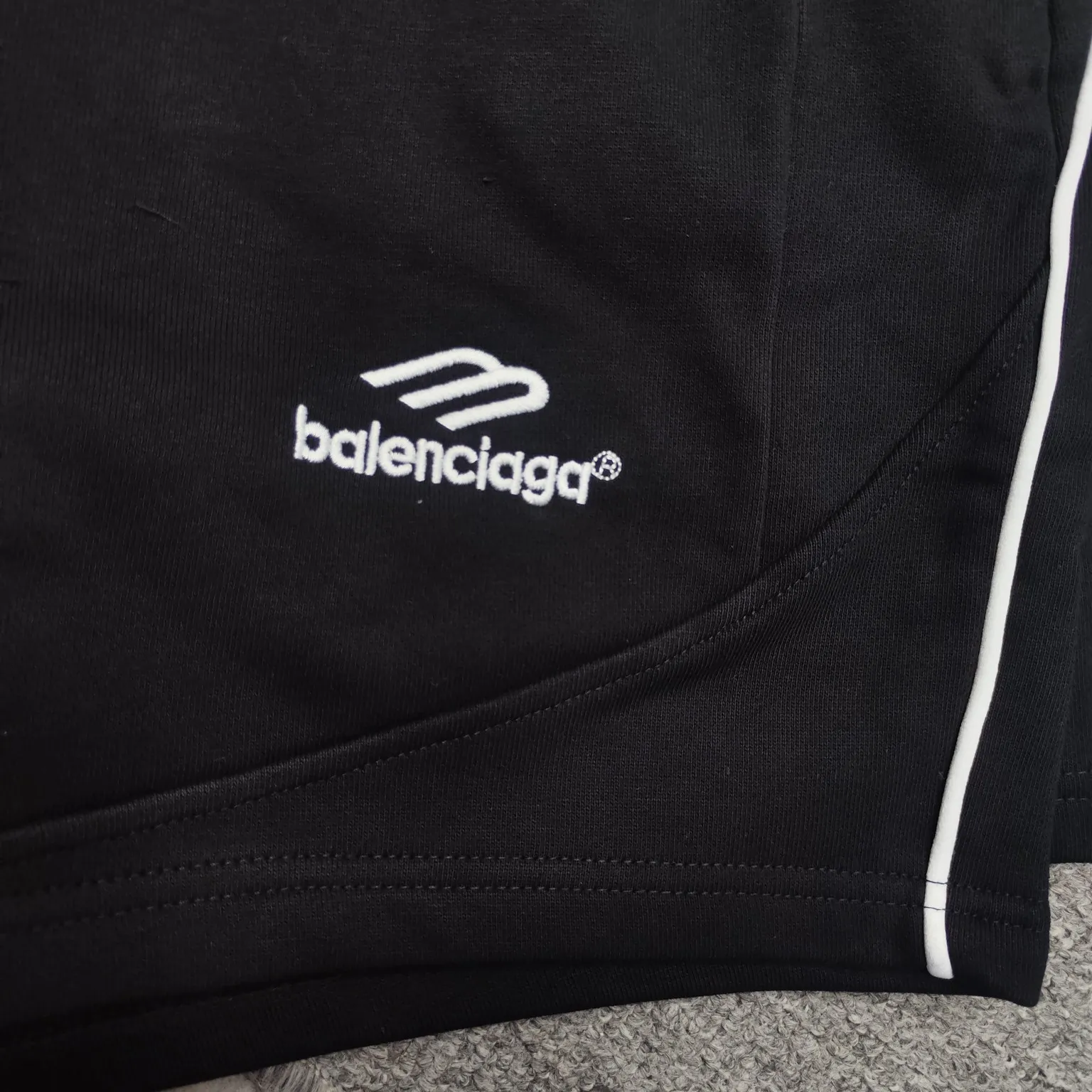The top tested version of BALENCIAGA Paris' new football series co-branded Manchester United embroidered shorts. The os version is really charming. Balenciaga is also really unique. Each new season's version is to the extreme. It is very practical and can be worn casually. Nice✔️ - ⚠️100% cotton. Made of custom-dyed terry cotton sweatshirt surface, 420g double-strand double yarn, comfortable to the touch. Made of imported knitting needle carded cotton, the thickness is moderate, drapey and contoured, making the upper body comfortable! ! It is very tolerant to fat body types and can instantly lose five pounds after wearing it!  The front panel # SIMPLE ELEMENTS features artistically arranged English letters and imported Tajima high-density heavy-duty embroidery technology. The fonts are three-dimensional and full. Embroidery elements are added to the body of the garment, which greatly increases the interest of the clothing; unique visual effects.  Pants hem Loose closing Double-layer fabric Good closing effect Exquisite hemming Color: Black Size: XS-S-M-L P: 310