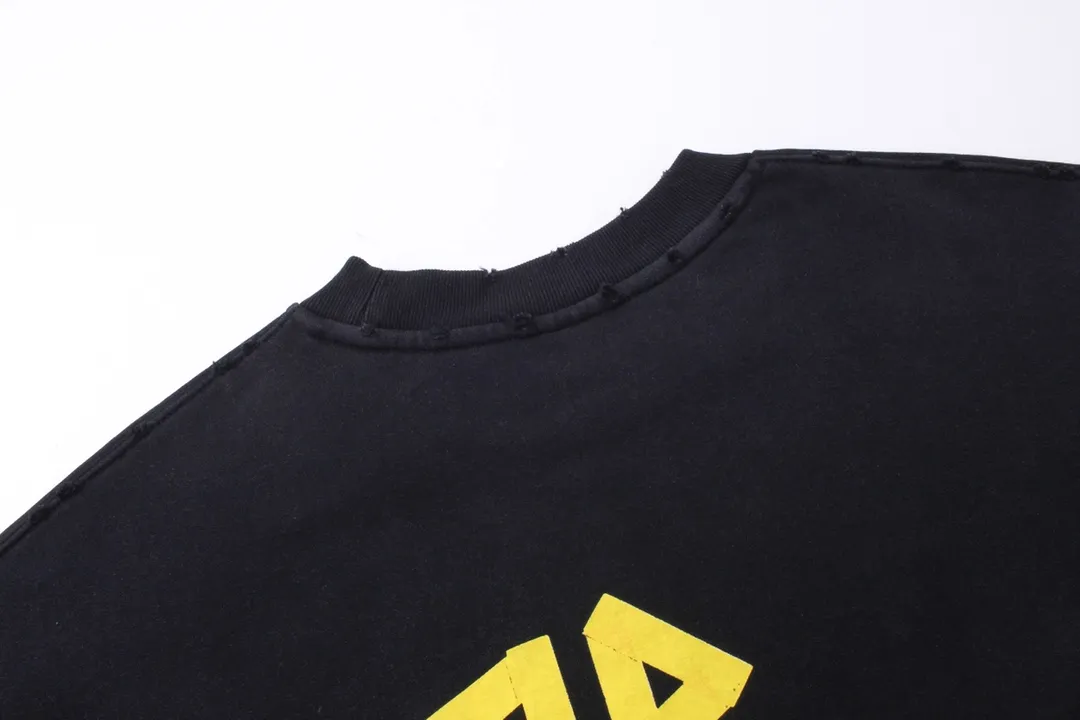 🅿️280 detailed pictures [Top version. Official website quality] BALENCI*GA/Paris. 23ss latest classic hot model. Buy the original board at the first time. Color. Printing. Washing. Production and authenticity. Wrong version in the market. Welcome to compare. Tape direct printing. Ready-to-wear, 2 washes, frayed and distressed round neck sweatshirt. The brick cabinet is synchronized. The fabric is made of Paris ZP custom-woven and dyed cotton sweatshirt. The weight is 450 grams. The cloth surface is clean. The cloth pattern is clear, soft and comfortable, and the threads are dyed with no color difference. The classic pattern adopts Kornit imported direct injection. The letters are clear and the effect is three-dimensional. Restored brick cabinet. The garments were washed and aged, and polished by many hands. Produced by ultra-heavy craftsmanship, special market currency. Note⚠️ZP fabric is made of fine-grained yarn. Pay attention to the big difference! Welcome to compare! The version adopts OS loose shoulder version. The same style for men and women. Code: BL235567 Color: dark gray blue, washed black Size: XS S M L