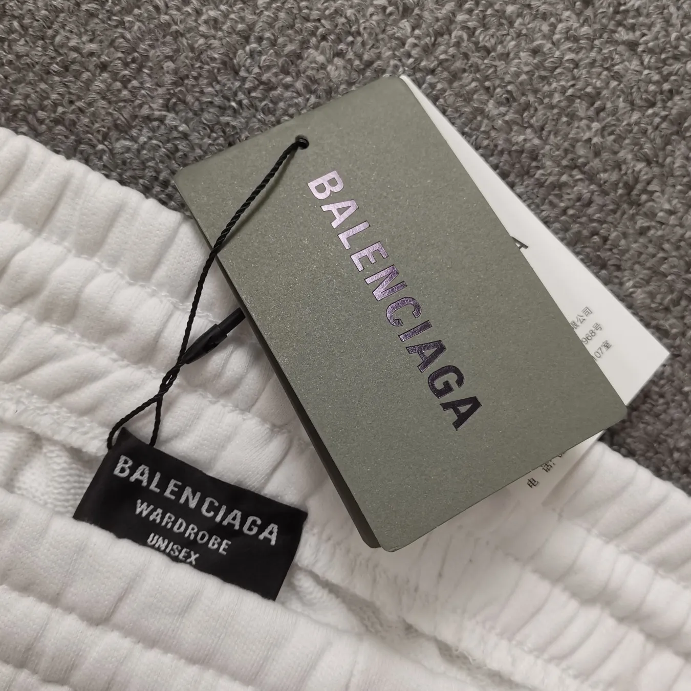 The top tested version of BALENCIAGA basic embroidered cotton loose shorts for men and women, the same trendy brand shorts for men and women. Fabric: Customized fish scale terry cotton fabric 440 grams, super heavy, ready-to-wear washable, soft and comfortable to the touch. Printing: Japanese Tajima embroidery technology is used, the embroidery is accurate, the printing is meticulous and full, and there is no thread skipping. Accessories: Customized full set of BLCG accessories Color: dark brown, gray, black, white Size: XS-L P:310