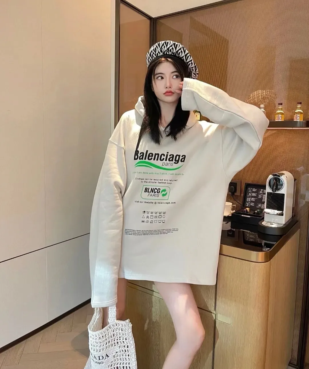 ♻️💯Upper body reference model picture❤️Top version of Balenciaga's front and rear eco-friendly logo arrows, loose-fitting cotton hoodies and sweatshirts for men and women, couples and celebrities. BLCG is one of the most influential brands in the fashion industry. Founded in 1919 by Cristóbal Balenciaga and settled in Paris in 1936, he led many important fashion movements between 1930 and 1968. The representative ready-to-wear series reflects the brand's identity - Fabric: 460 grams of composite crystal velvet, made of imported knitting needle carded cotton, with moderate thickness, drape and contour - The front printing screen plate is hand-printed, and the 3D full-color scanned pattern is used as a film to ensure the highest degree of printing pattern restoration. The upper and lower LOGO printing has a strong touch texture. The printing material uses environmentally friendly active water slurry, and the base anti-sublimation liquid. The ready-made garment is resistant to washing and does not desizing. Color: gray and white Size: XS-L P:450