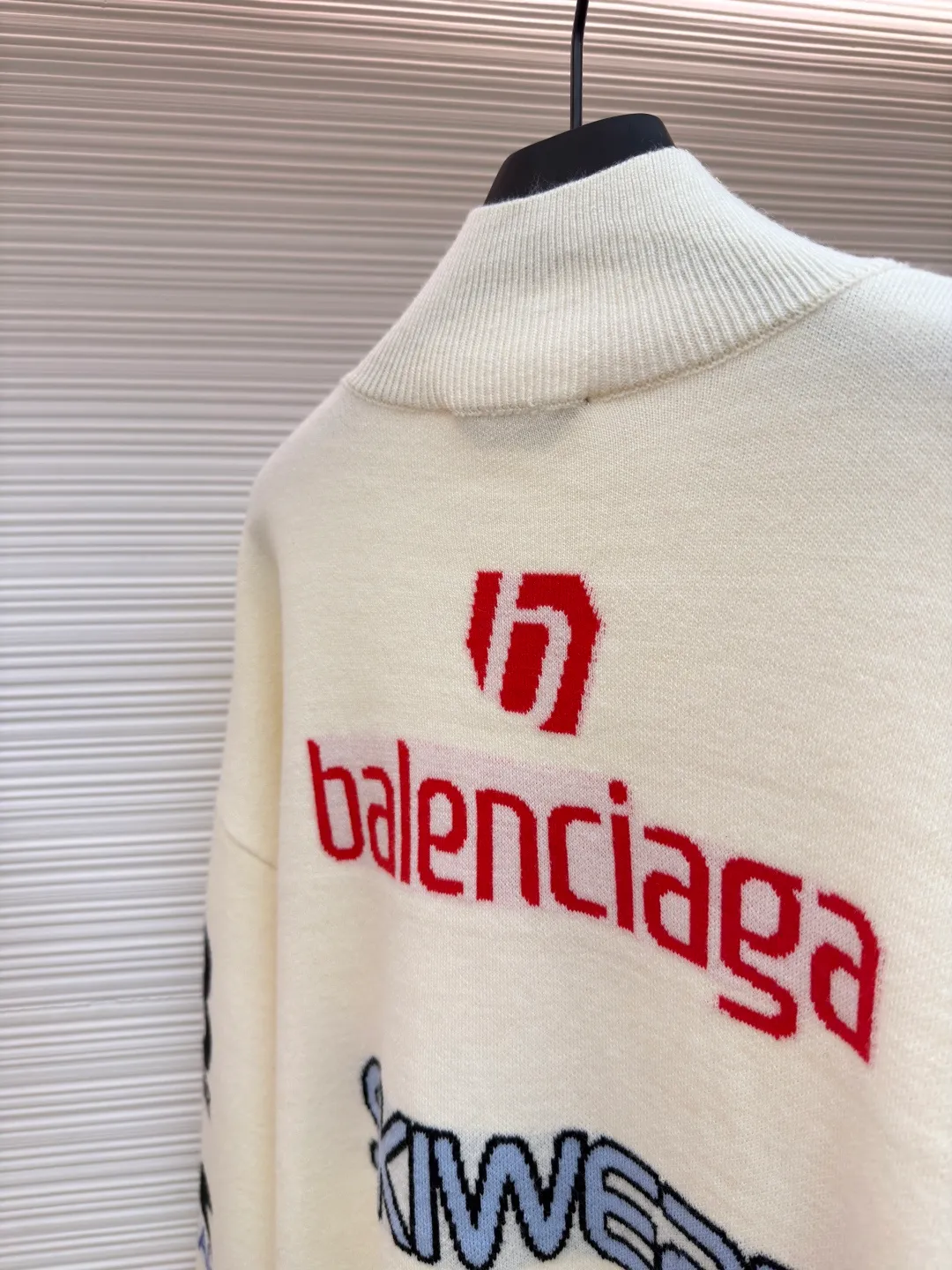 Balenciaga SKI ski series monogram jacquard turtleneck sweater ●Item number: 1681041-C10 ●Material: wool blended fabric ●Technology: jacquard production ●Version: loose version ●Weight: about 720 grams ●Size: The sleeves on both sides are designed with multiple logos and heavy jacquard design. The jacquard and fabric are integrated into one, and the ribbed collar is custom-woven. The overall wiring is straight and delicate, the fabric is comfortable and soft, and the color is consistent without color difference. It can be matched with the same style to create a fashionable look and control various occasions. Customized accessories, complete with three standards, same style for men and women!