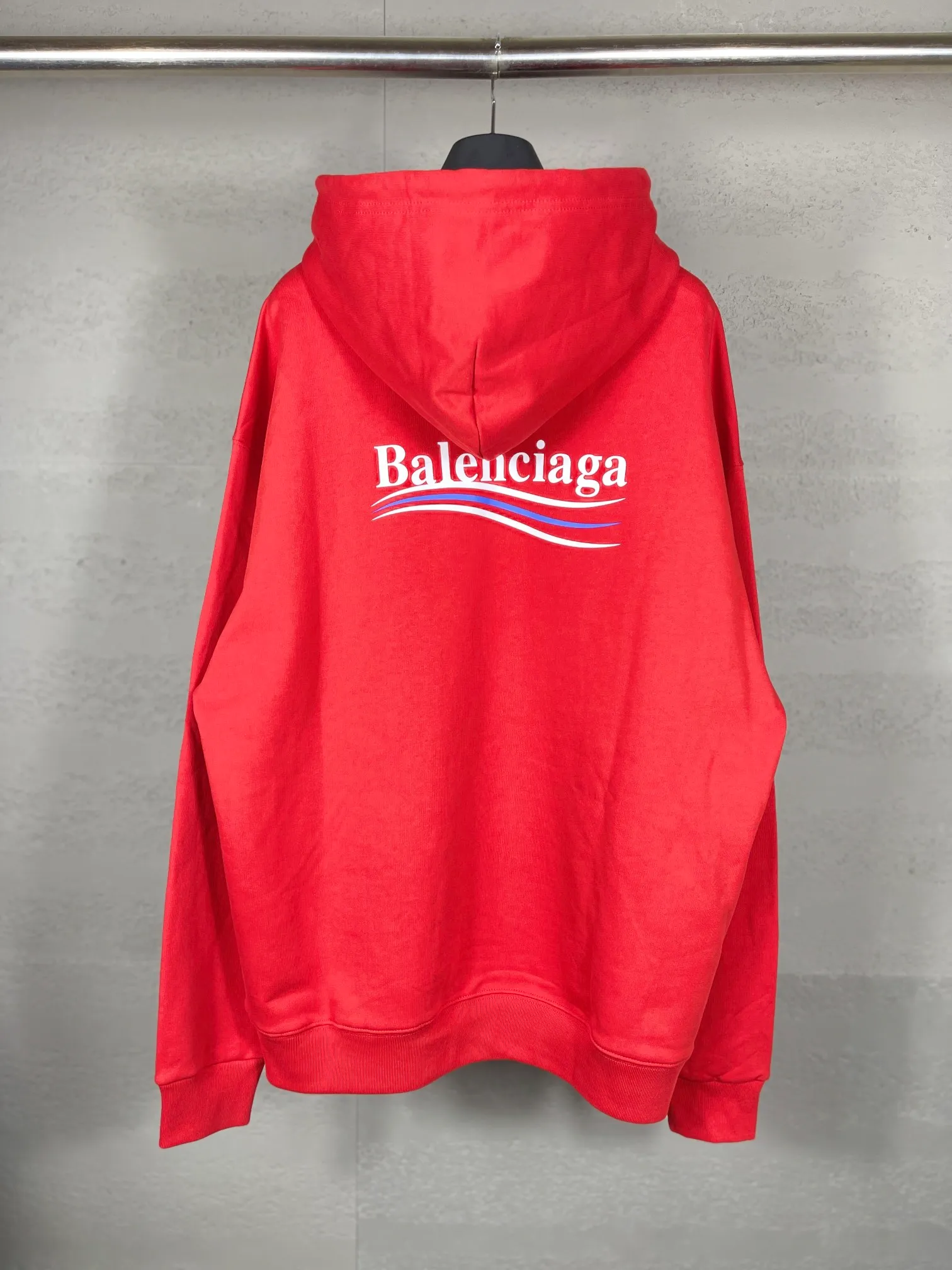 🅿️290 Actual pictures [Top version. Official website quality] BALENCI*GA/Paris #classic style, cola printed long-sleeved hooded sweatshirt. The fabric is made of Paris ZP custom-woven and dyed cotton David sweatshirt. The weight is 450 grams. The cloth surface is clean. The cloth pattern is clear, soft and comfortable. The threads are dyed with no color difference. The classic pattern printing uses environmentally friendly imported glue and precision stencil. The letters are clear. No burrs. The three-dimensional effect is strong. All colors are synchronized with the brick cabinets, custom woven and dyed, and will not fade. Different market currencies. The version adopts OS loose shoulder design. Same style for men and women. Code: BL238031 Color: white, black, red, blue Size: XS S M L