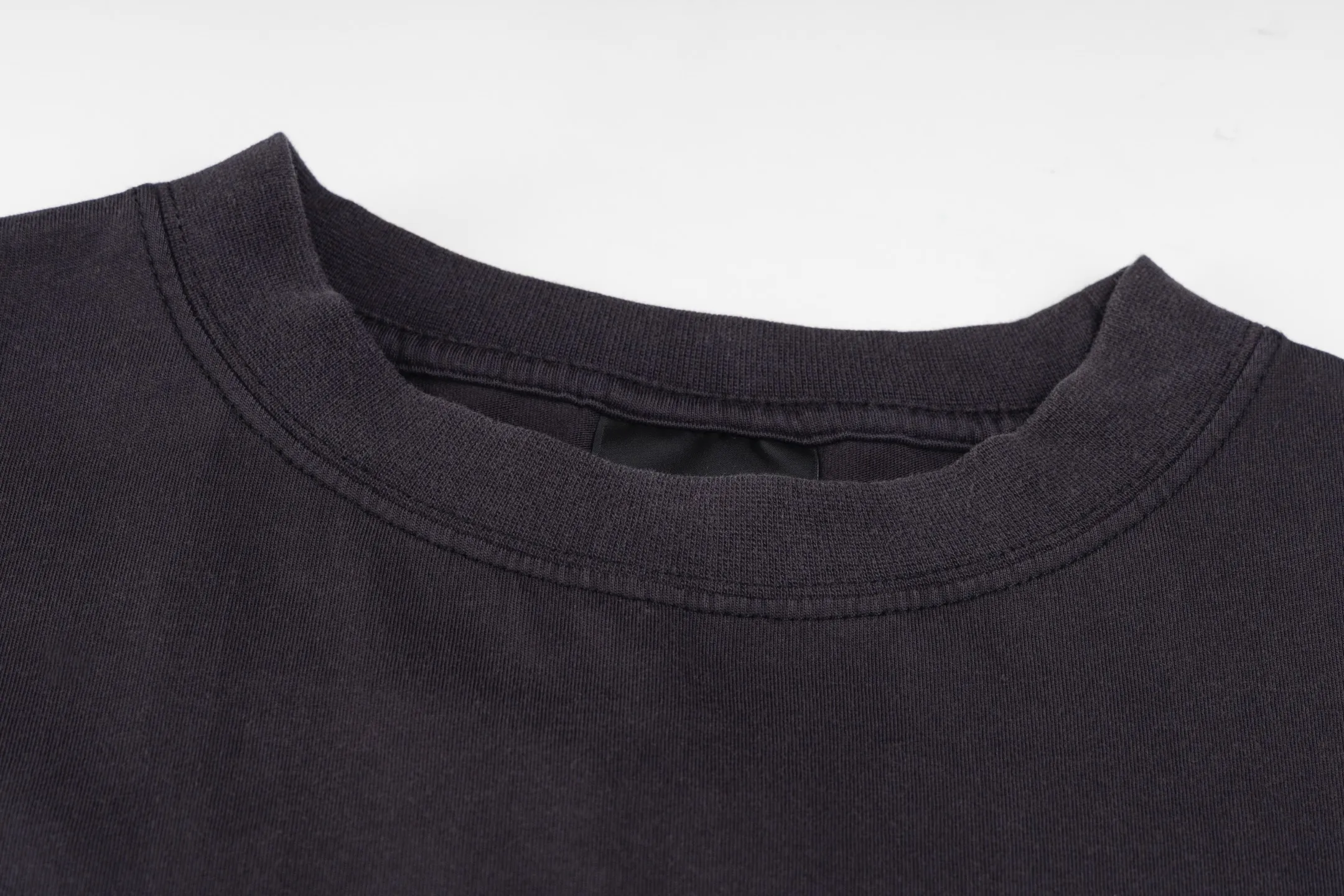 🅿️300 [Exclusive supply] BLCG front and back letter embroidered short sleeves (washed black). The fabric is made of 24S 185g double yarn special textile compact cotton, and the rib is made of 32S 340g double yarn stretch rib. It is woven with 24-count special-spun compact cotton yarn. The weaving process requires high standards and requires the use of advanced looms and high-quality raw materials. Specially woven compact cotton has many advantages, such as softness and comfort, good breathability, strong wrinkle resistance, good durability, etc.; it has a tighter, softer and more delicate texture and feel. Matte stitch embroidery is an embroidery technique that uses specific stitches and line widths during the embroidery process to give the embroidered letters a matte effect. The craftsmanship pays more attention to controlling the reflection and scattering of light to achieve a matte effect, and the embroidery effect has smooth and fine lines. Size:XS/S/M/L