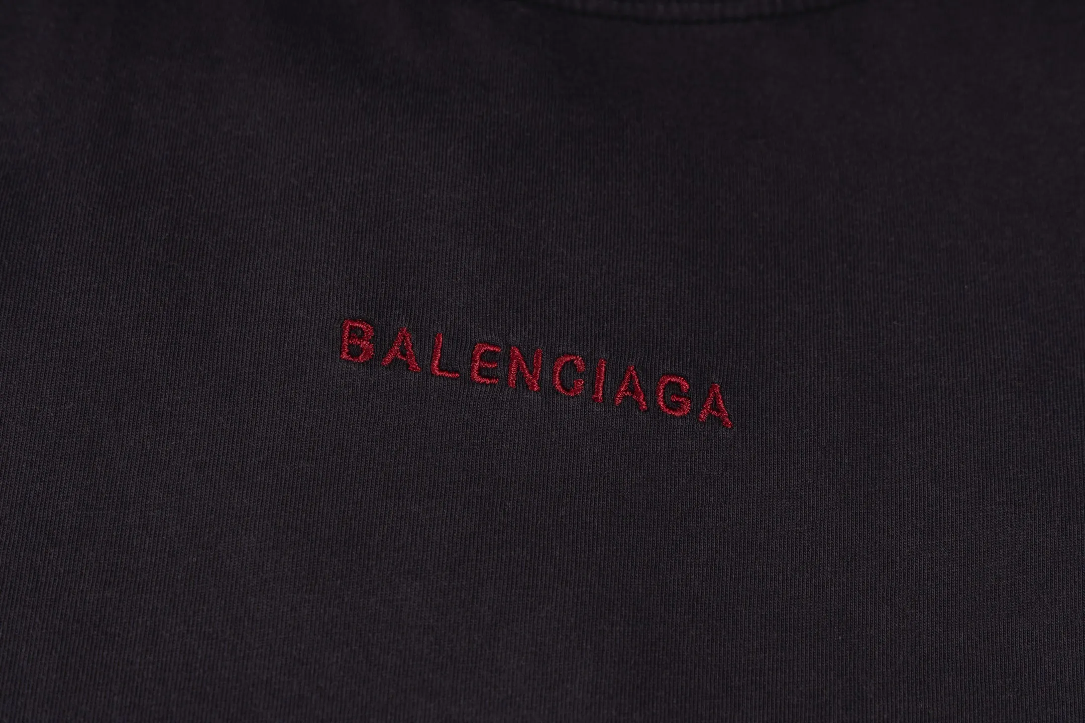 🅿️300 [Exclusive supply] BLCG front and back letter embroidered short sleeves (washed black). The fabric is made of 24S 185g double yarn special textile compact cotton, and the rib is made of 32S 340g double yarn stretch rib. It is woven with 24-count special-spun compact cotton yarn. The weaving process requires high standards and requires the use of advanced looms and high-quality raw materials. Specially woven compact cotton has many advantages, such as softness and comfort, good breathability, strong wrinkle resistance, good durability, etc.; it has a tighter, softer and more delicate texture and feel. Matte stitch embroidery is an embroidery technique that uses specific stitches and line widths during the embroidery process to give the embroidered letters a matte effect. The craftsmanship pays more attention to controlling the reflection and scattering of light to achieve a matte effect, and the embroidery effect has smooth and fine lines. Size:XS/S/M/L