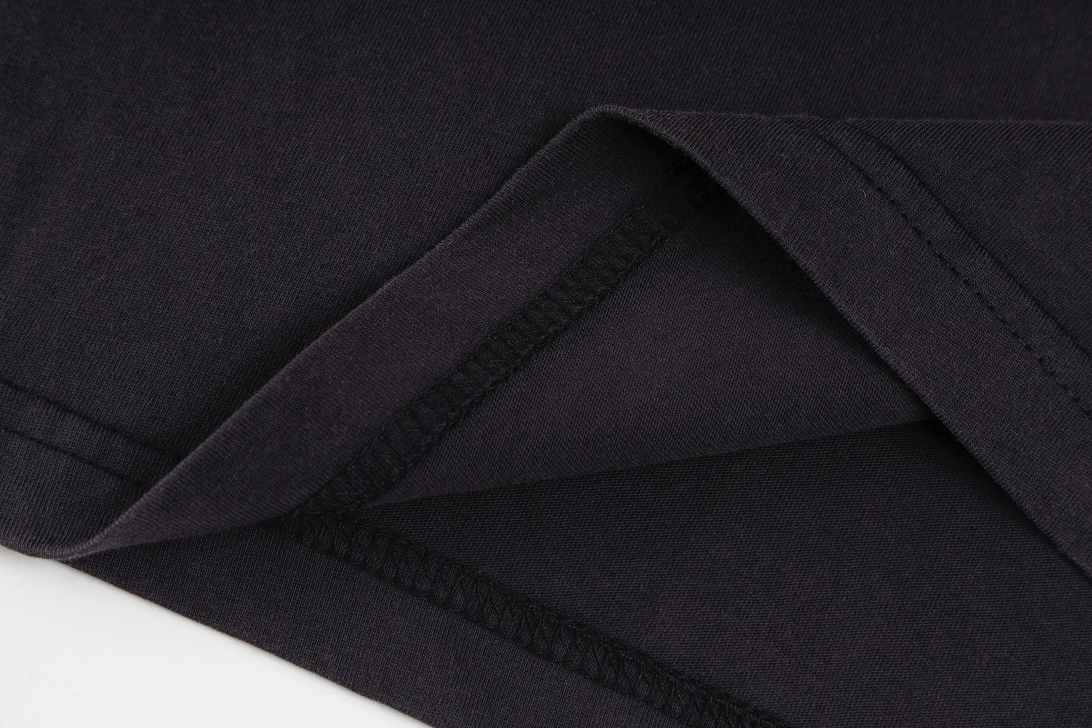 🅿️300 [Exclusive supply] BLCG front and back letter embroidered short sleeves (washed black). The fabric is made of 24S 185g double yarn special textile compact cotton, and the rib is made of 32S 340g double yarn stretch rib. It is woven with 24-count special-spun compact cotton yarn. The weaving process requires high standards and requires the use of advanced looms and high-quality raw materials. Specially woven compact cotton has many advantages, such as softness and comfort, good breathability, strong wrinkle resistance, good durability, etc.; it has a tighter, softer and more delicate texture and feel. Matte stitch embroidery is an embroidery technique that uses specific stitches and line widths during the embroidery process to give the embroidered letters a matte effect. The craftsmanship pays more attention to controlling the reflection and scattering of light to achieve a matte effect, and the embroidery effect has smooth and fine lines. Size:XS/S/M/L