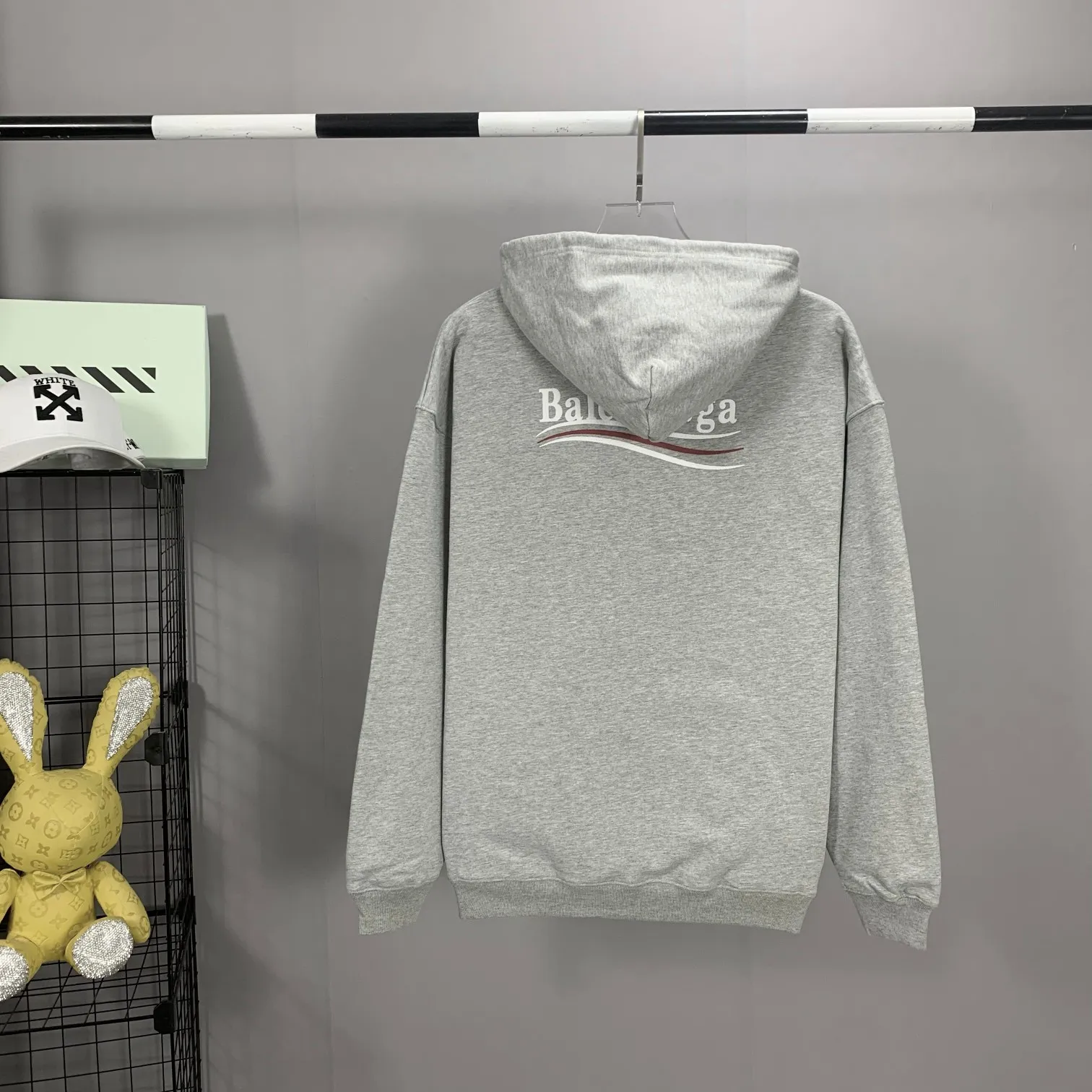 [New arrival] The top tested version of Balenciaga BALENCIAGA Cola Malone embroidery printed male and female couple star's same style autumn and winter pure cotton hoodie hooded sweatshirt in three colors, guaranteed to be the same as the original fabric, no color difference! Customized dyeing in a package! INS, Xiaohongshu’s popular style, classics that never fade away! The king of orders in Spain, the fried chicken is highly recommended! 480% pure cotton terry fabric, comfortable and warm! Full of drape! The printing uses Tajima embroidery machine imported from Japan, which is known as the fighter among embroidery machines. The embroidery is meticulous, with no threads or skipped threads, the printing and embroidery are full and fine, and the letter spacing is consistent with ZP! Wearing it gives you full confidence and peace of mind! The labels and washes are all correct! On behalf of G at the same level! Consistent packaging at the counter! Size: XS-L Color: Purple light gray white gray P:450