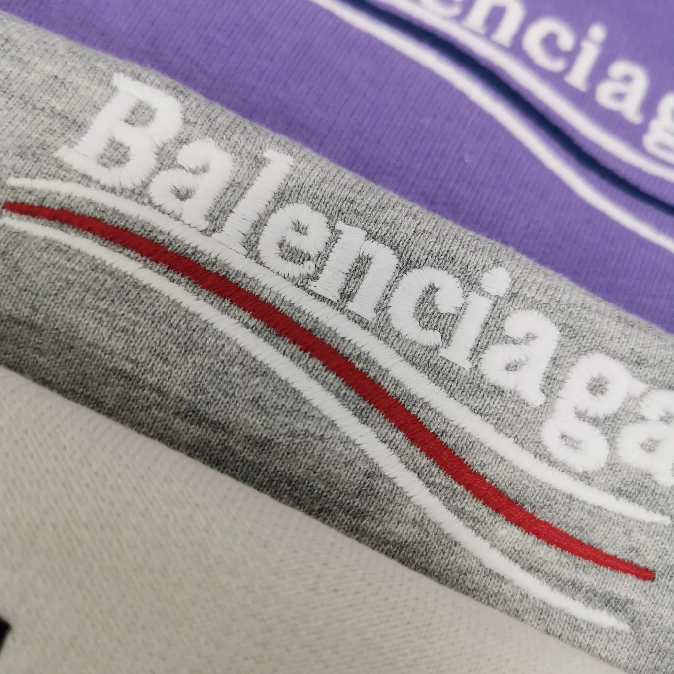 [New arrival] The top tested version of Balenciaga BALENCIAGA Cola Malone embroidery printed male and female couple star's same style autumn and winter pure cotton hoodie hooded sweatshirt in three colors, guaranteed to be the same as the original fabric, no color difference! Customized dyeing in a package! INS, Xiaohongshu’s popular style, classics that never fade away! The king of orders in Spain, the fried chicken is highly recommended! 480% pure cotton terry fabric, comfortable and warm! Full of drape! The printing uses Tajima embroidery machine imported from Japan, which is known as the fighter among embroidery machines. The embroidery is meticulous, with no threads or skipped threads, the printing and embroidery are full and fine, and the letter spacing is consistent with ZP! Wearing it gives you full confidence and peace of mind! The labels and washes are all correct! On behalf of G at the same level! Consistent packaging at the counter! Size: XS-L Color: Purple light gray white gray P:450