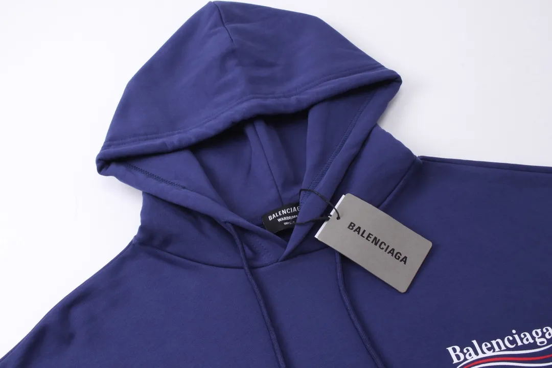 🅿️290 Detailed picture [Top version. Official website quality] BALENCI*GA/Paris #classic style, cola printed long-sleeved hooded sweatshirt. The fabric is made of Paris ZP custom-woven and dyed cotton sweatshirt. The weight is 450 grams. The cloth surface is clean. The cloth pattern is clear, soft and comfortable. The threads are dyed with no color difference. The classic pattern printing uses environmentally friendly imported glue and precision stencil. The letters are clear. No burrs. The three-dimensional effect is strong. All colors are synchronized with the brick cabinets, custom woven and dyed, and will not fade. Different market currencies. The version adopts OS loose shoulder design. Same style for men and women. Code: BL238031 Color: white, black, red, blue Size: XS S M L