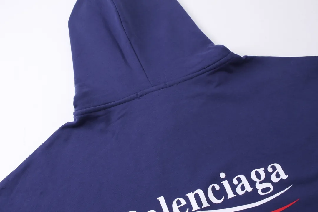 🅿️290 Detailed picture [Top version. Official website quality] BALENCI*GA/Paris #classic style, cola printed long-sleeved hooded sweatshirt. The fabric is made of Paris ZP custom-woven and dyed cotton sweatshirt. The weight is 450 grams. The cloth surface is clean. The cloth pattern is clear, soft and comfortable. The threads are dyed with no color difference. The classic pattern printing uses environmentally friendly imported glue and precision stencil. The letters are clear. No burrs. The three-dimensional effect is strong. All colors are synchronized with the brick cabinets, custom woven and dyed, and will not fade. Different market currencies. The version adopts OS loose shoulder design. Same style for men and women. Code: BL238031 Color: white, black, red, blue Size: XS S M L