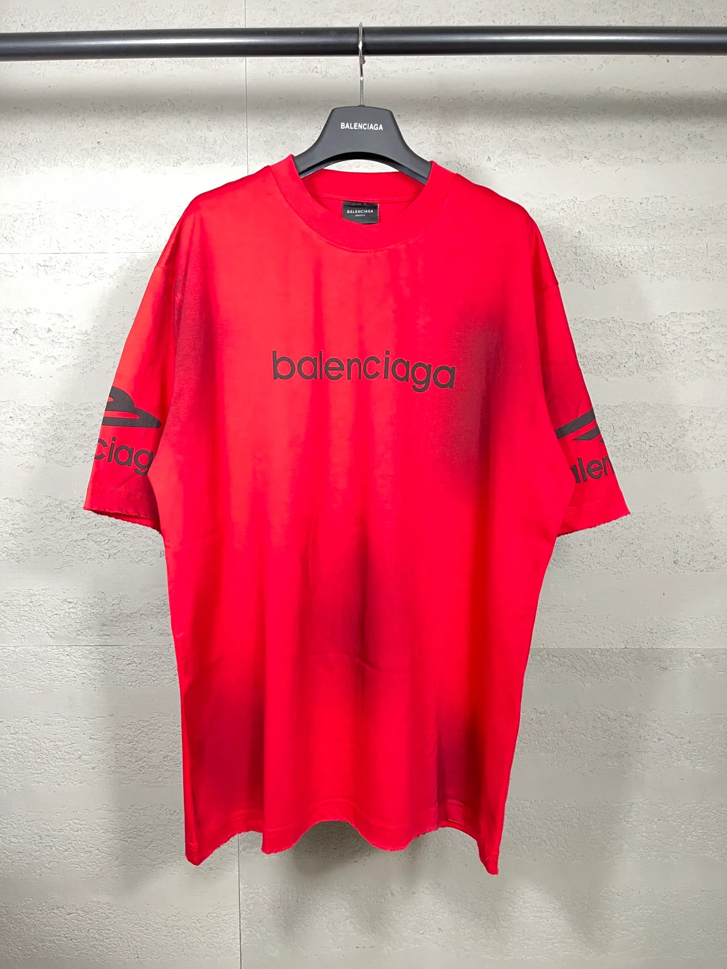 🅿️194 real photos. Note: Red with spray-painted distressed style P144 [Top version. Official website quality] BALENCI*GA/Paris. Big LOGO new ski series short-sleeved T-shirt #2024 new style. The front, back, left and right sleeves are printed with the new LOGO, and the ready-made clothes are washed and worn. This is normal market practice.        Welcome to compare. The fabric is made of Paris ZP custom-woven and dyed cotton double yarn, with a weight of 260 grams. The cloth surface is clean. The cloth pattern is clear, soft and comfortable. The threads are dyed with no color difference. The classic letter LOGO is printed with imported environmentally friendly glue. The letters are clear and the effect is three-dimensional. Restore the brick cabinet, adopt the OS loose shoulder style. Same style for men and women. Code: BL223336 Color: black, white, red, (the price of red is different) Size: XS to L