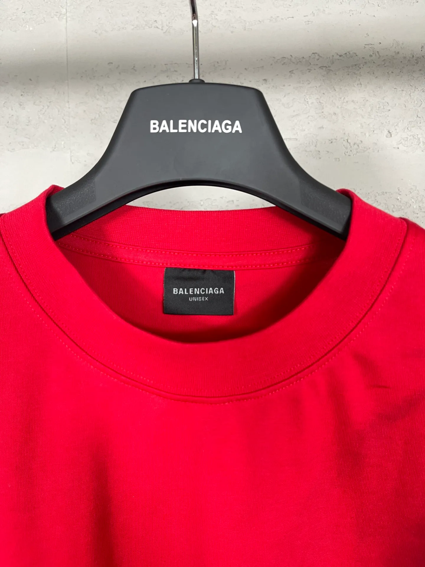 🅿️194 real photos. Note: Red with spray-painted distressed style P144 [Top version. Official website quality] BALENCI*GA/Paris. Big LOGO new ski series short-sleeved T-shirt #2024 new style. The front, back, left and right sleeves are printed with the new LOGO, and the ready-made clothes are washed and worn. This is normal market practice.        Welcome to compare. The fabric is made of Paris ZP custom-woven and dyed cotton double yarn, with a weight of 260 grams. The cloth surface is clean. The cloth pattern is clear, soft and comfortable. The threads are dyed with no color difference. The classic letter LOGO is printed with imported environmentally friendly glue. The letters are clear and the effect is three-dimensional. Restore the brick cabinet, adopt the OS loose shoulder style. Same style for men and women. Code: BL223336 Color: black, white, red, (the price of red is different) Size: XS to L