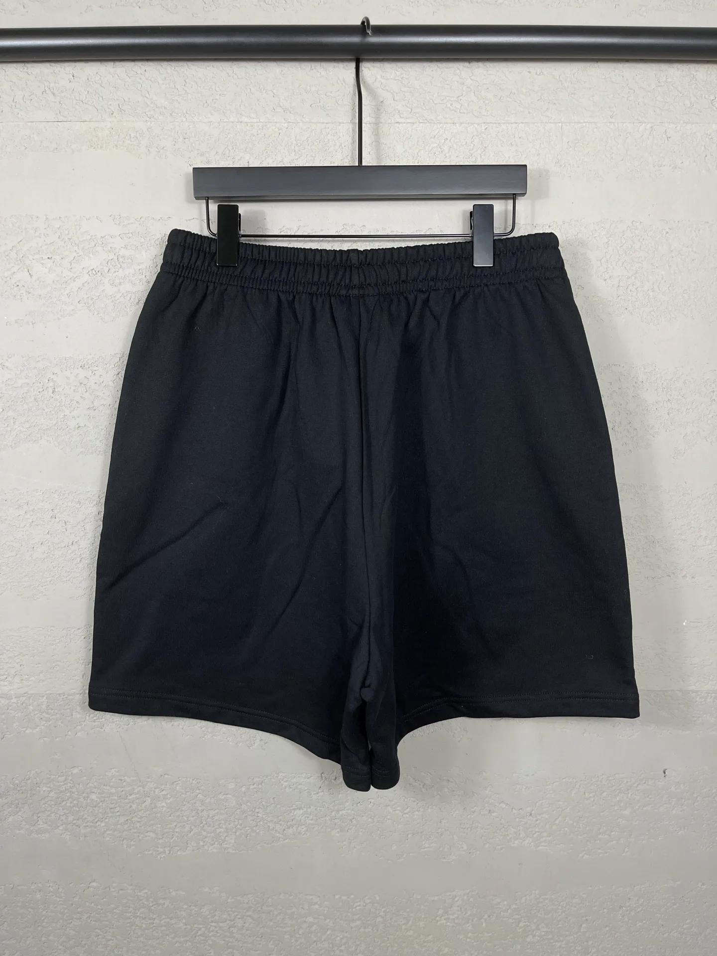 🅿️210 real photos [Top version. Official website quality] BALENCI*GA/Paris. 2025 new model. Paris letter LOGO embroidered tape-laminated shorts. Brick cabinet synchronization. Genuine product developed at the first time, please print and compare! The fabric is made of Paris ZP custom-woven and dyed 100% cotton terry sweatshirt. The weight is 460 grams. The cloth surface is clean. The cloth pattern is clear and the hand feels soft and comfortable. The embroidery uses an imported Tajima embroidery machine. The letters are clear and the effect is three-dimensional. The version adopts a loose version. Same style for men and women. Code: BL257005 Color: Black Size: XS S M L