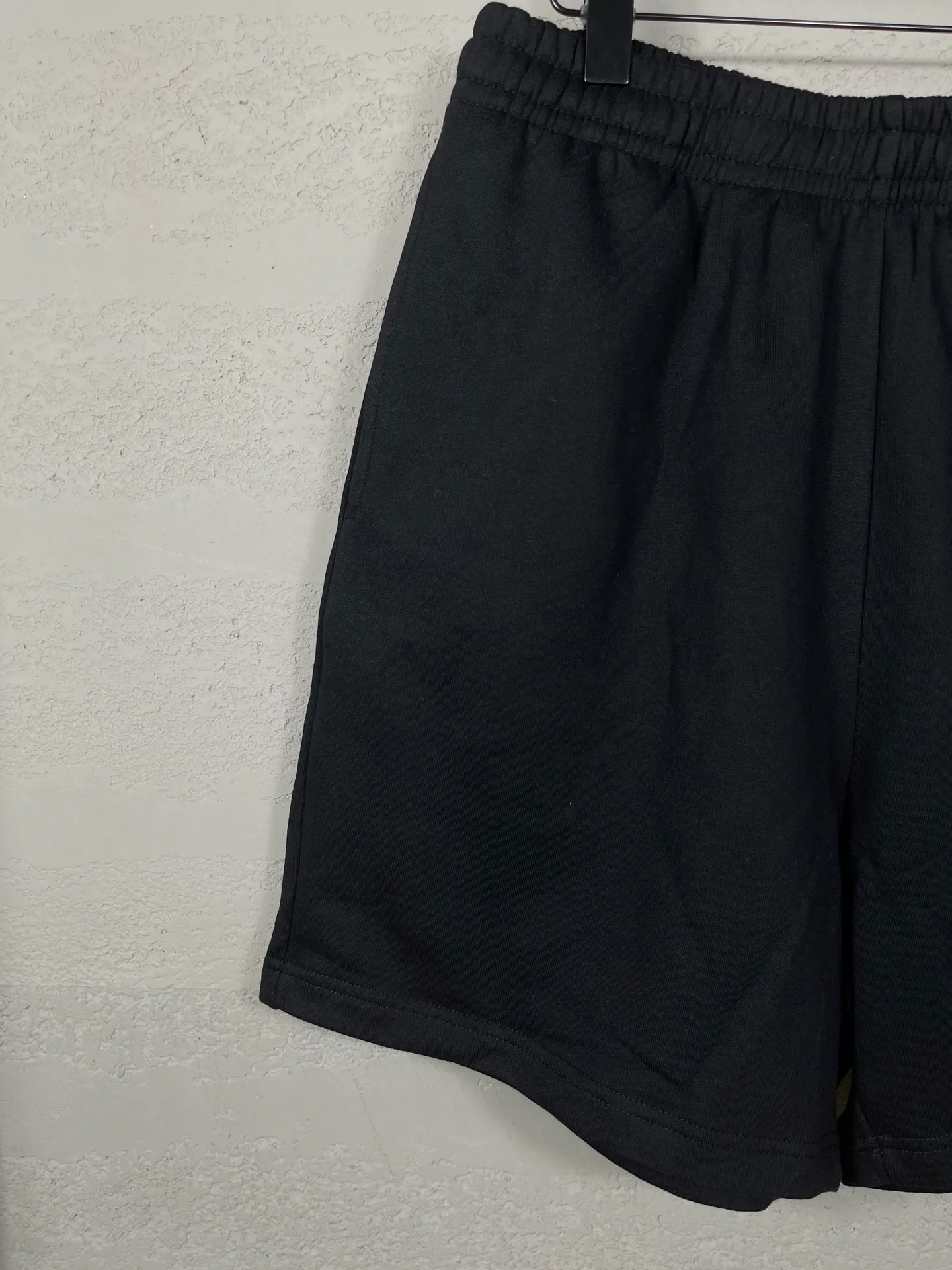 🅿️210 real photos [Top version. Official website quality] BALENCI*GA/Paris. 2025 new model. Paris letter LOGO embroidered tape-laminated shorts. Brick cabinet synchronization. Genuine product developed at the first time, please print and compare! The fabric is made of Paris ZP custom-woven and dyed 100% cotton terry sweatshirt. The weight is 460 grams. The cloth surface is clean. The cloth pattern is clear and the hand feels soft and comfortable. The embroidery uses an imported Tajima embroidery machine. The letters are clear and the effect is three-dimensional. The version adopts a loose version. Same style for men and women. Code: BL257005 Color: Black Size: XS S M L