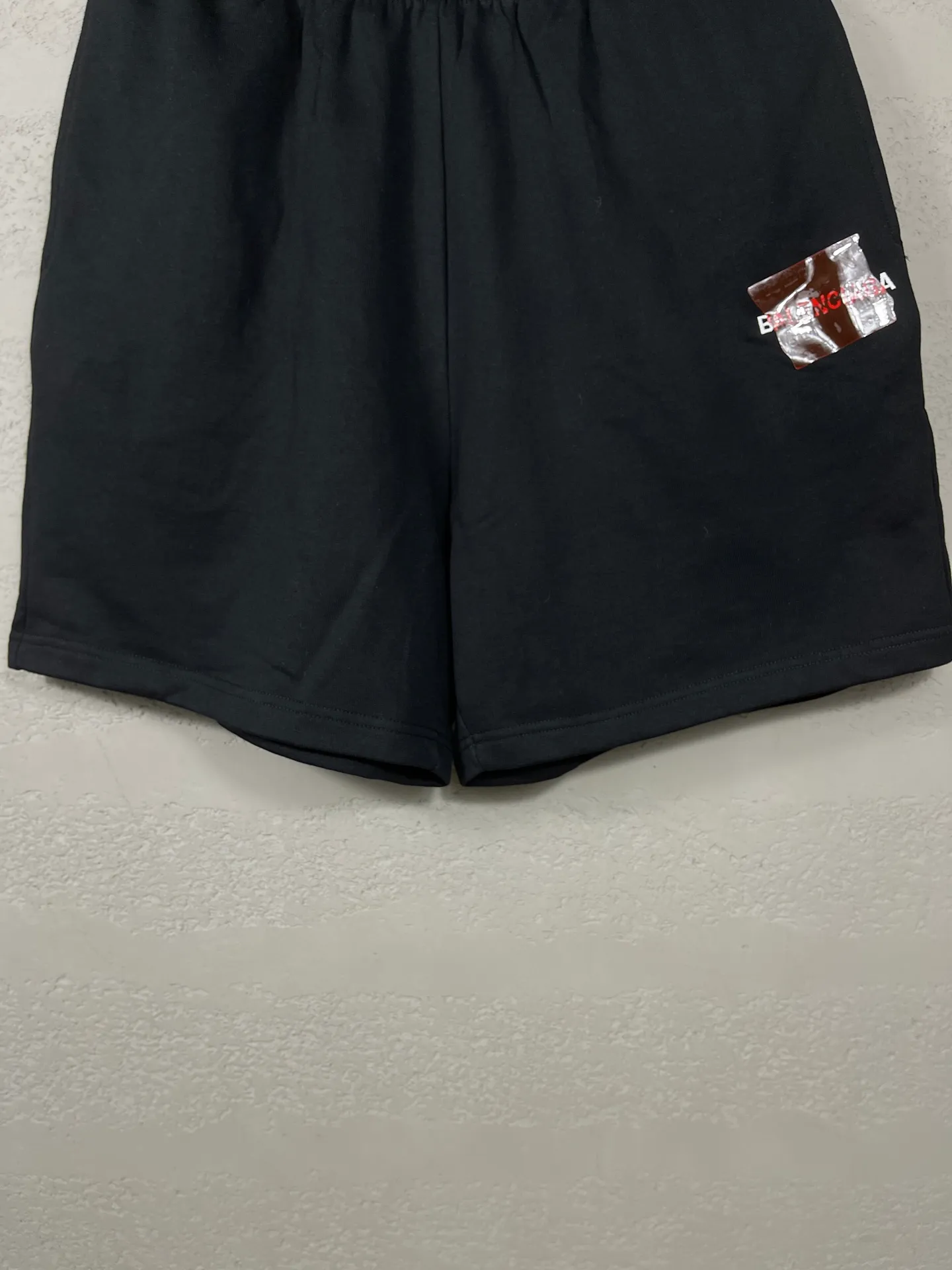 🅿️210 real photos [Top version. Official website quality] BALENCI*GA/Paris. 2025 new model. Paris letter LOGO embroidered tape-laminated shorts. Brick cabinet synchronization. Genuine product developed at the first time, please print and compare! The fabric is made of Paris ZP custom-woven and dyed 100% cotton terry sweatshirt. The weight is 460 grams. The cloth surface is clean. The cloth pattern is clear and the hand feels soft and comfortable. The embroidery uses an imported Tajima embroidery machine. The letters are clear and the effect is three-dimensional. The version adopts a loose version. Same style for men and women. Code: BL257005 Color: Black Size: XS S M L