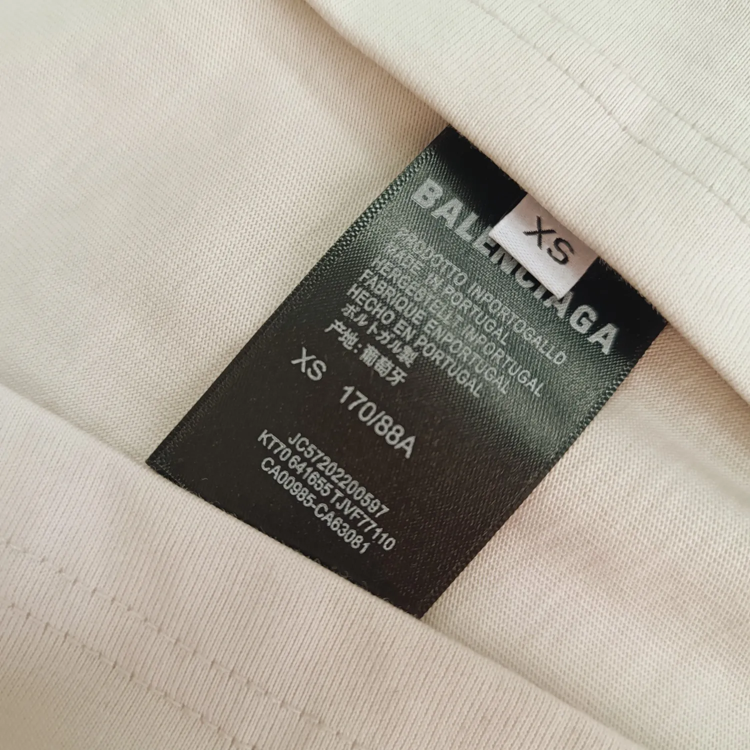 The top tested version of Balenciaga BALENCIAGA's new XXXL letter embroidery, milky white latest style bottoming short-sleeved T-shirt [new ceiling level] - 2023 new version shipped! Feel free to compare top quality products!  -Using imported Tajima 10w needle machine embroidery, high-density embroidery letter wrapping technology, full details and no tails, clear letters without connections‼ ️ - BLCG's latest fashion series, Jay Chou's same upper body, new models are released every year, milk white color is new this year, I didn't hesitate to buy it as soon as I saw it, the upper body is whiter, I love this color so much! The new customized fruit pattern collar label is different from the previous embroidered LOGO collar label, please pay attention to the distinction! -Full set of 1:1 customized accessories + Sydney paper with logo + new version of handbags at the counter + three labels for large products + original hangtag -The webbing on the back collar extends to the shoulders for reinforcement, and the stitches are downturned at the joints. Imported elliptical machine with imported glue technology. Overall printing without teeth. 32s280g double yarn combed cotton fabric, weighing up to 400 grams after washing!  Color: Washed Black Apricot Size: XS-L P:310