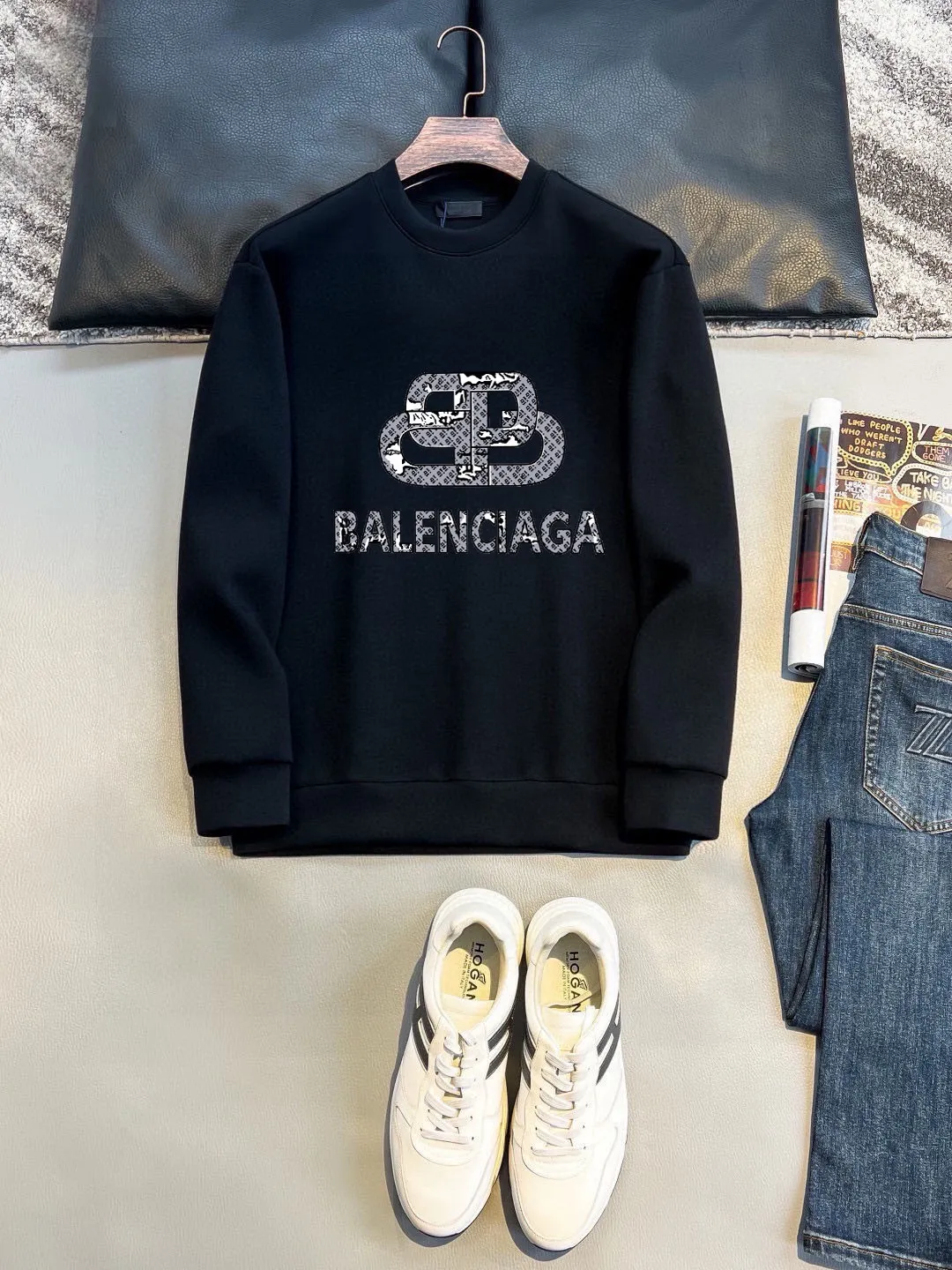 🅿️220 brand [BALENCIAGA] (good news for fat people) 2025ss autumn latest long-sleeved round-neck sweatshirt, available simultaneously on the official website. Refreshing and breathable. Made of top Tencel Roman. Comfortable and soft. 3D stereoscopic clarity. Super fashion sense. Great gift for your own use. Size: M-5XL (can be worn up to 220 pounds)