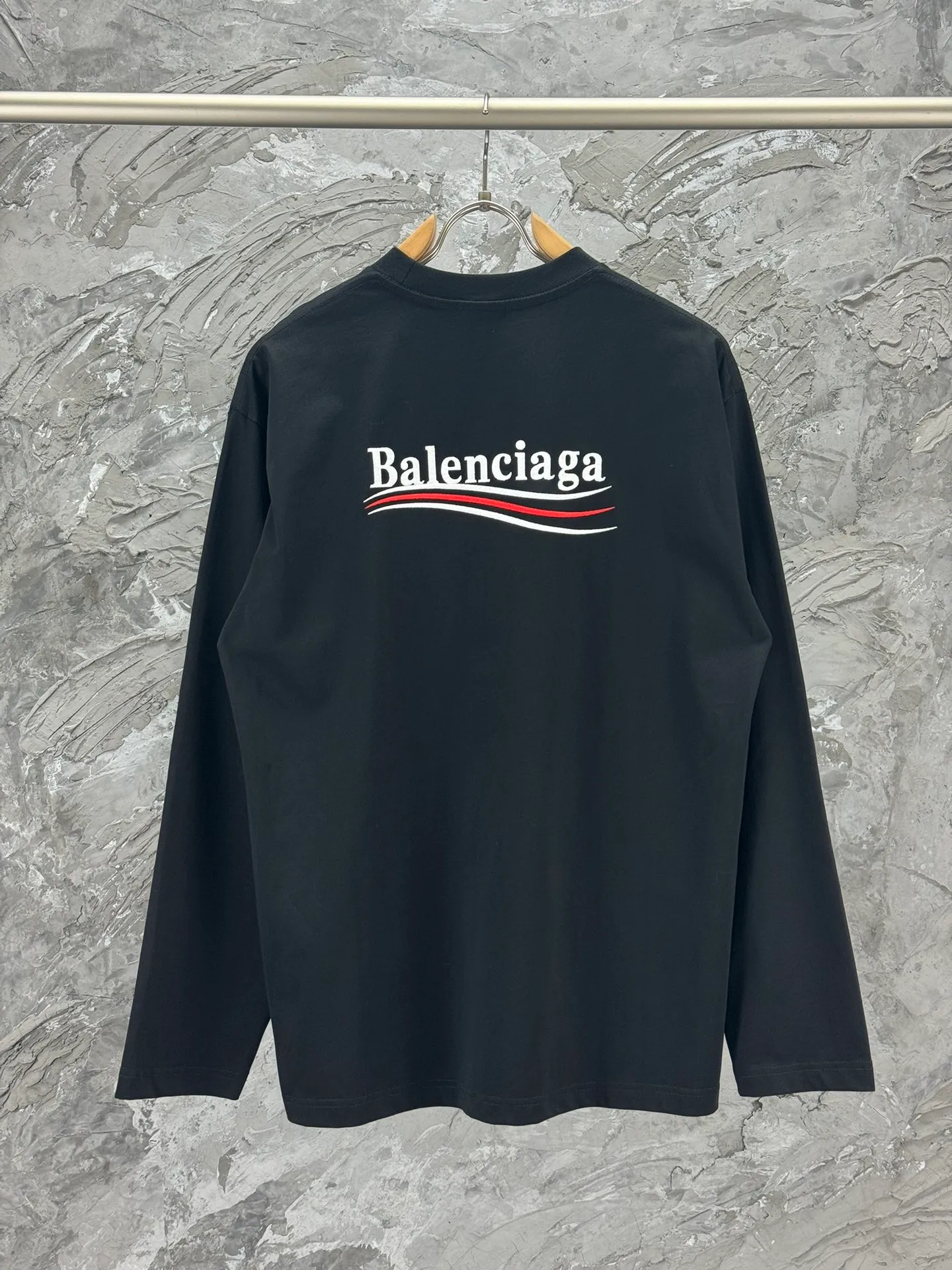 🅿️240 BALENCI*GA Paris classic cola style long sleeves. The fabric is made of Paris custom-woven and dyed double yarn pure cotton fabric. The weight is 280g. The thread is custom-woven and dyed without color difference. The front and back panels are embroidered with imported Tajima machines. Two high-temperature setting washes. os dropped shoulders and loose version. Same style for men and women -Color: black ivory -SIZE: XS S M L Style No. 8613#