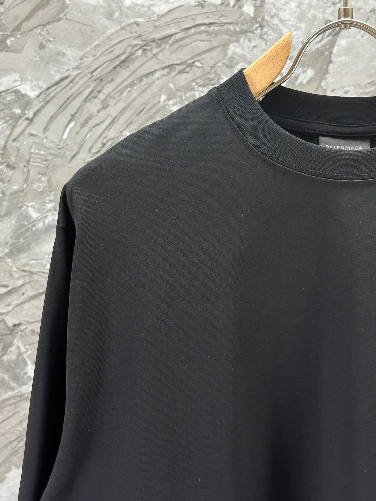 🅿️240 BALENCI*GA Paris classic cola style long sleeves. The fabric is made of Paris custom-woven and dyed double yarn pure cotton fabric. The weight is 280g. The thread is custom-woven and dyed without color difference. The front and back panels are embroidered with imported Tajima machines. Two high-temperature setting washes. os dropped shoulders and loose version. Same style for men and women -Color: black ivory -SIZE: XS S M L Style No. 8613#