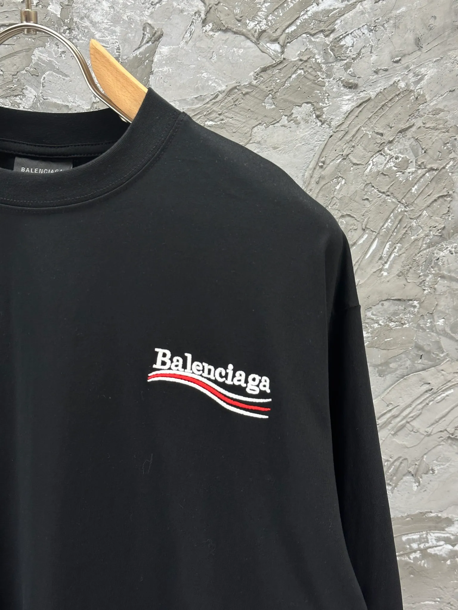 🅿️240 BALENCI*GA Paris classic cola style long sleeves. The fabric is made of Paris custom-woven and dyed double yarn pure cotton fabric. The weight is 280g. The thread is custom-woven and dyed without color difference. The front and back panels are embroidered with imported Tajima machines. Two high-temperature setting washes. os dropped shoulders and loose version. Same style for men and women -Color: black ivory -SIZE: XS S M L Style No. 8613#