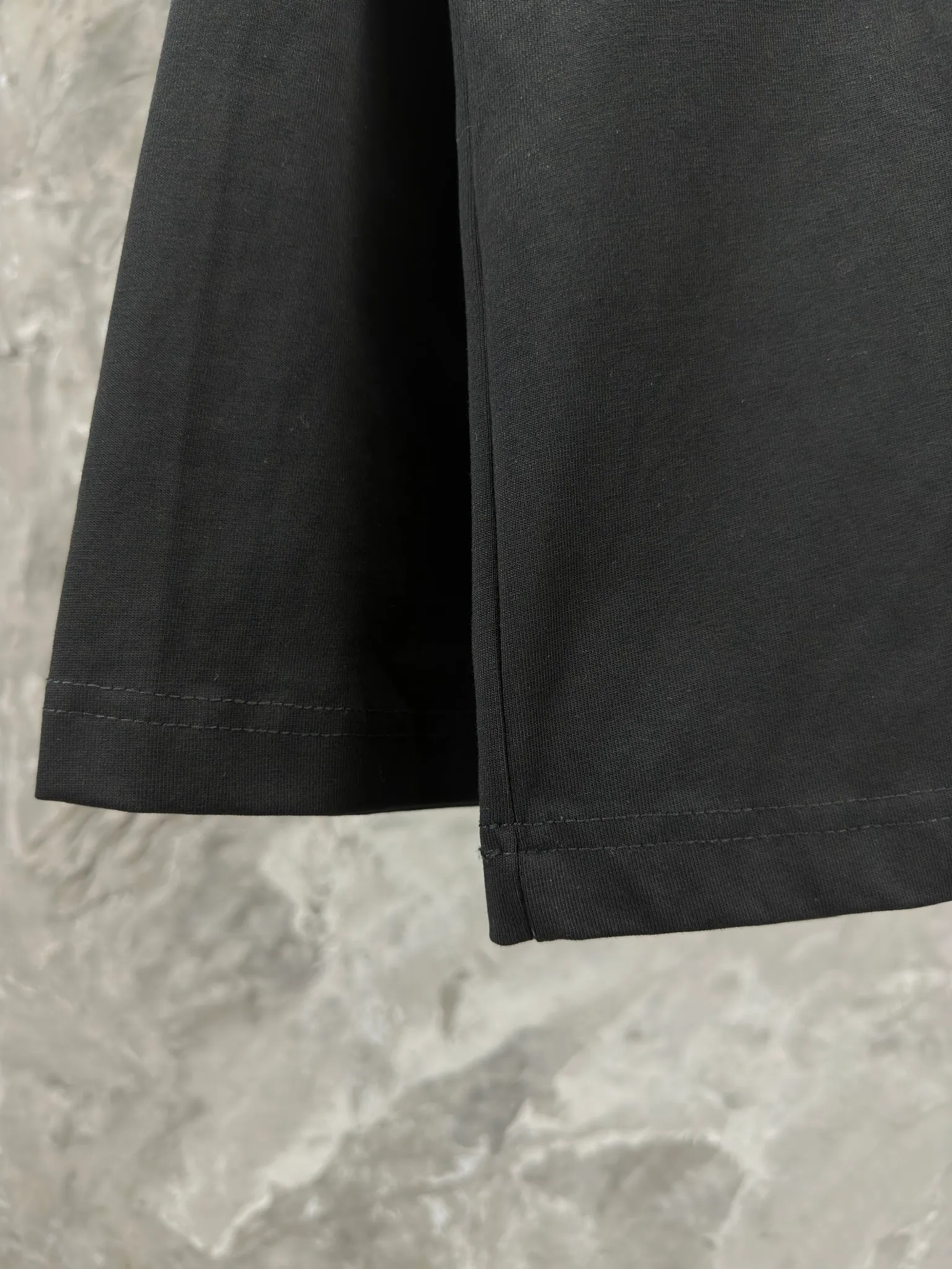 🅿️240 BALENCI*GA Paris classic cola style long sleeves. The fabric is made of Paris custom-woven and dyed double yarn pure cotton fabric. The weight is 280g. The thread is custom-woven and dyed without color difference. The front and back panels are embroidered with imported Tajima machines. Two high-temperature setting washes. os dropped shoulders and loose version. Same style for men and women -Color: black ivory -SIZE: XS S M L Style No. 8613#