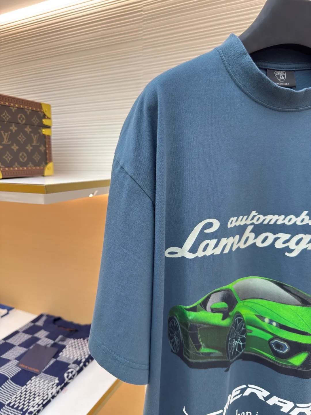 Balenciaga Balenciaga 25ss joint Lamborghini ●Authentic product: 5989 purchase and development ●Item number: 1680442-A20 ●Fabric: plain knit ●Technology: spiral neckline ●Version: loose version ●Weight: about 265 grams ●Size: XS-S-M-L ●Description: Balenciaga Soft to the touch, the printing adopts direct-injection pattern and letters are clear. The overall wiring is straight and delicate, the fabric is comfortable and soft, the color is consistent and there is no color difference, it can be matched with the same style to create a fashionable look, and can be used in various occasions, customized accessories, complete with three standards, the same style for men and women!